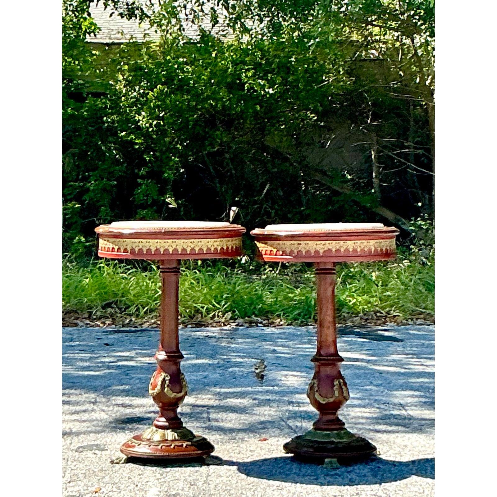 Scopri l'eleganza di questo set di 2 tavoli con piedistallo in Ormolu Vintage Regency, una coppia straordinaria che dona una raffinatezza senza tempo a qualsiasi spazio. Realizzati con una meticolosa attenzione ai dettagli, questi tavoli presentano
