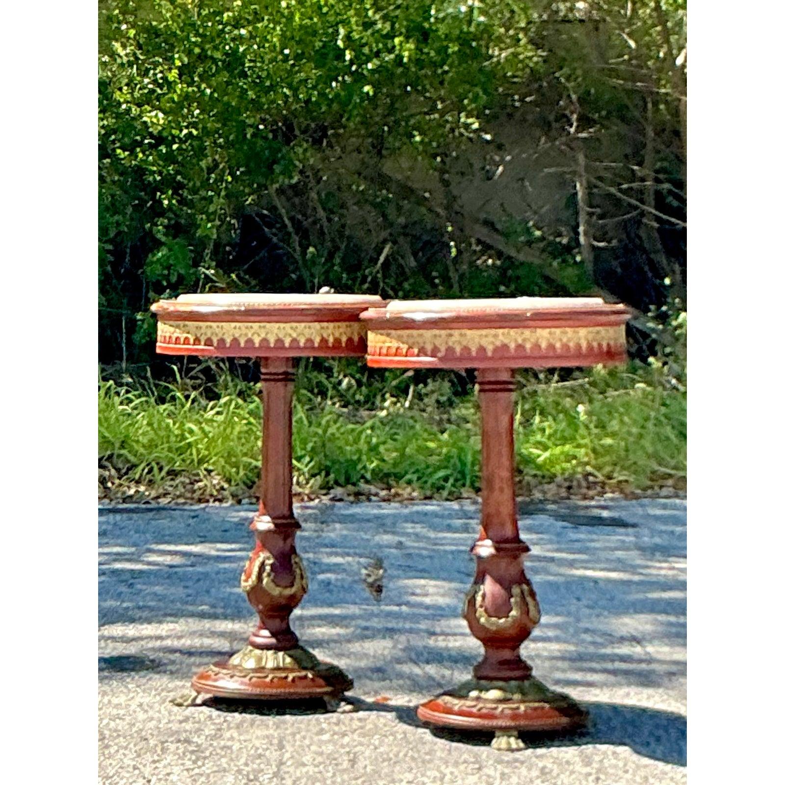 Regency Tavolo con piedistallo in ormolu d'epoca con inserti in marmo - Set di 2 in vendita
