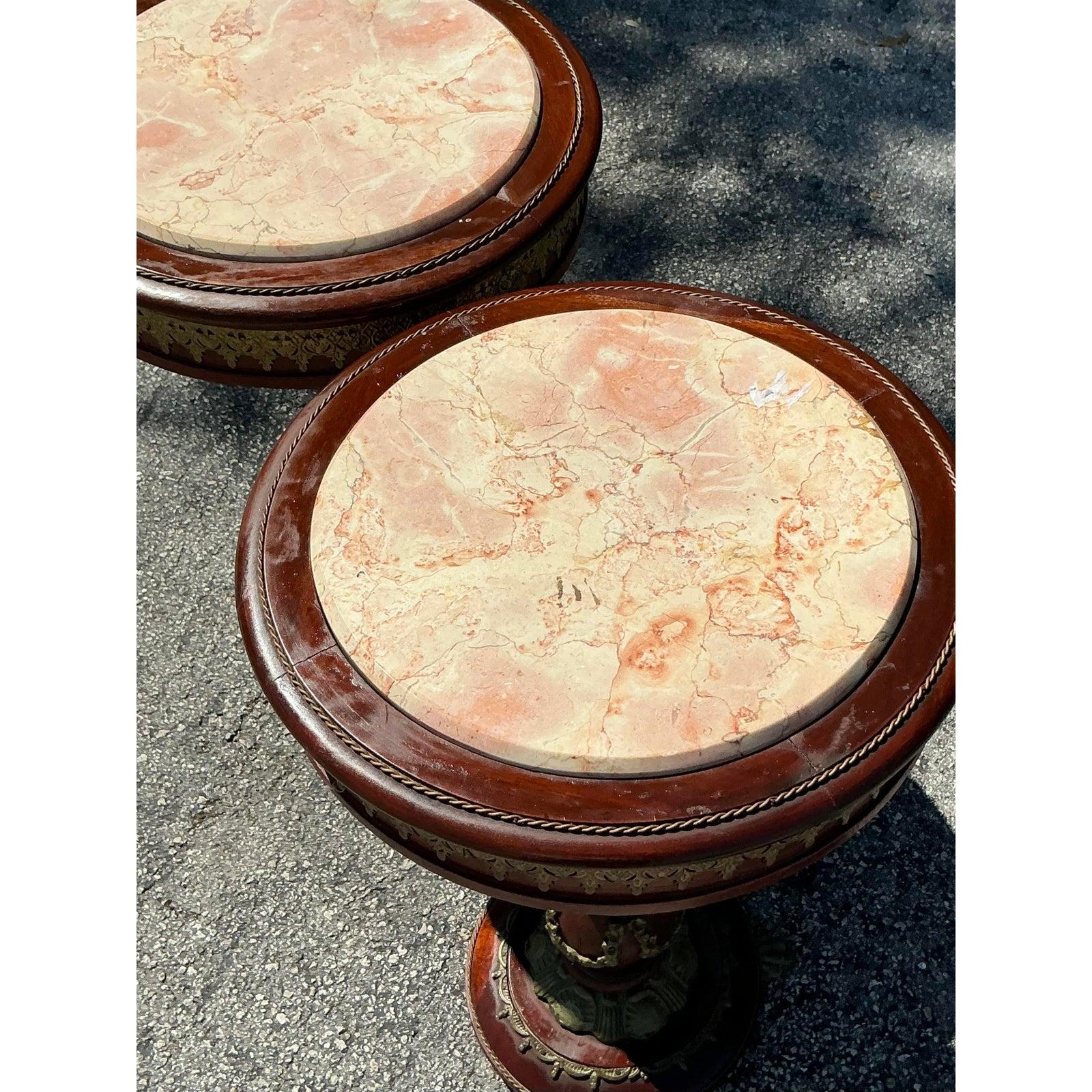 Tavolo con piedistallo in ormolu d'epoca con inserti in marmo - Set di 2 In condizioni buone in vendita a west palm beach, FL