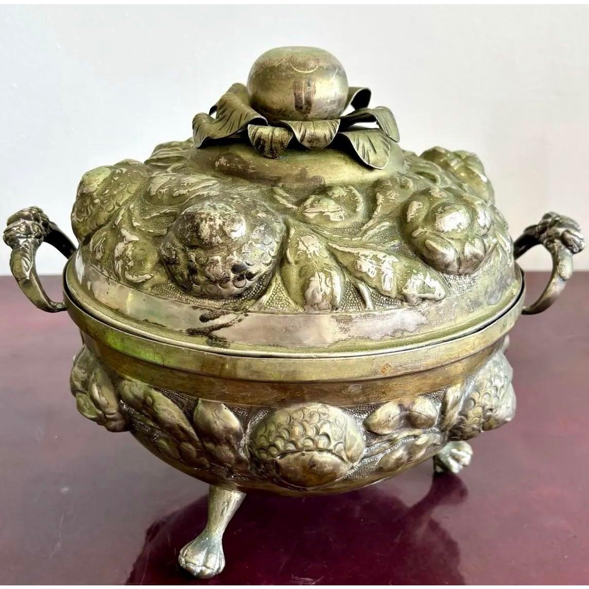 Sopera de Frutas Vintage Regency de Plata Martillada Ornamentada Regencia en venta