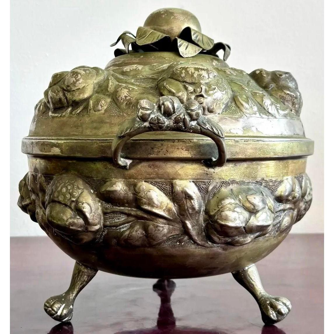 Sopera de Frutas Vintage Regency de Plata Martillada Ornamentada en Bueno estado para la venta en West Palm Beach, FL