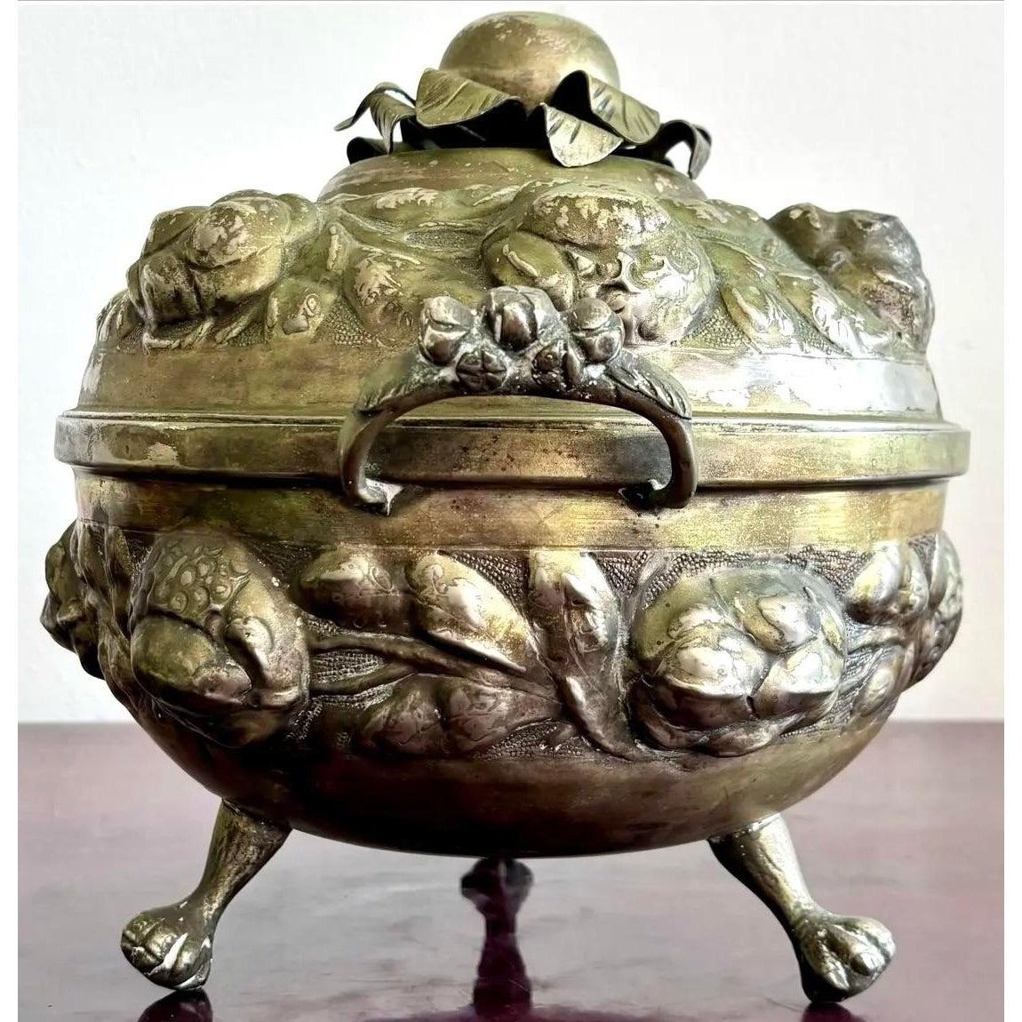 Sopera de Frutas Vintage Regency de Plata Martillada Ornamentada siglo XX en venta