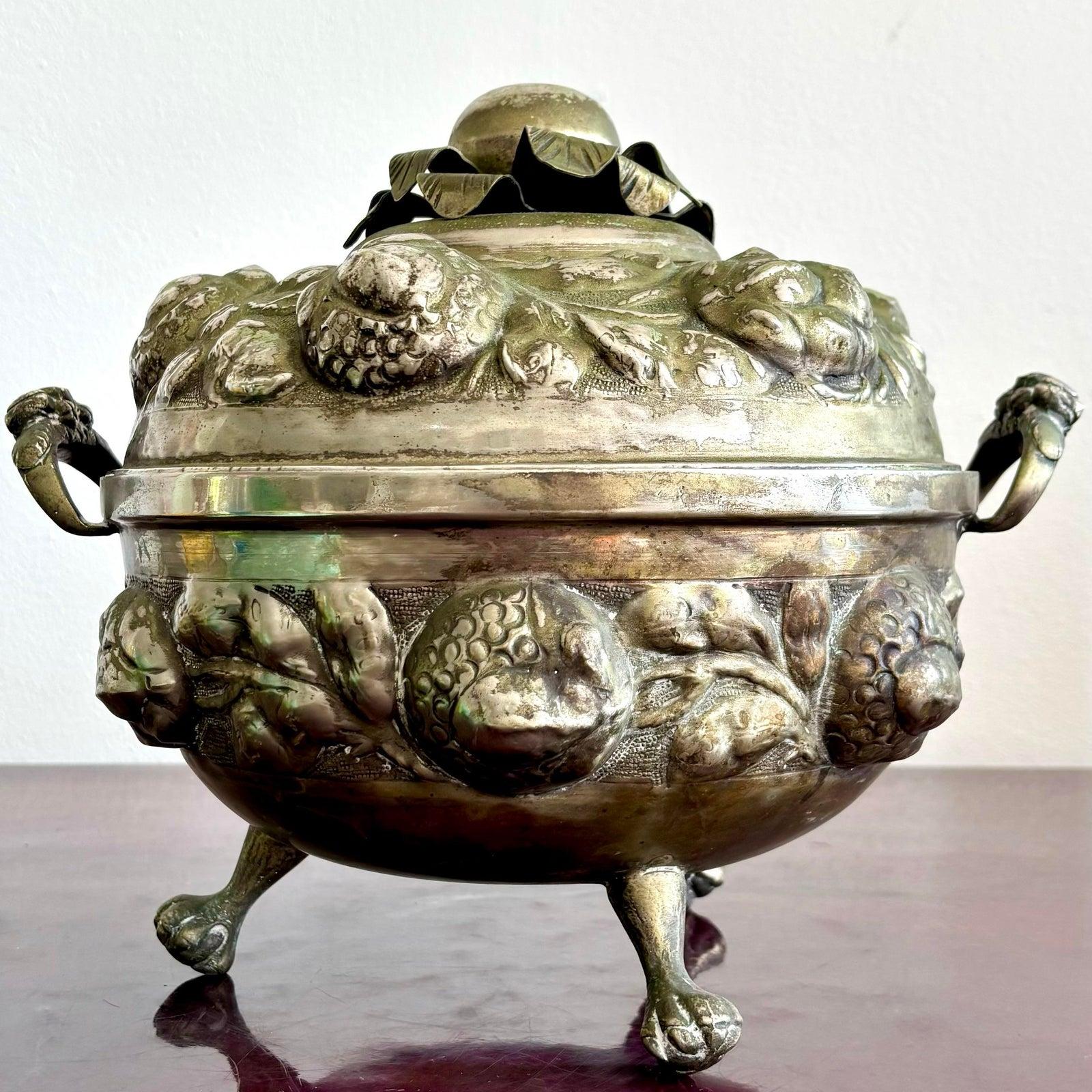 Sopera de Frutas Vintage Regency de Plata Martillada Ornamentada Metal en venta