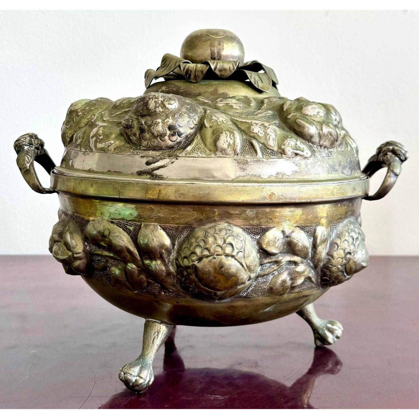 Sopera de Frutas Vintage Regency de Plata Martillada Ornamentada en venta 1