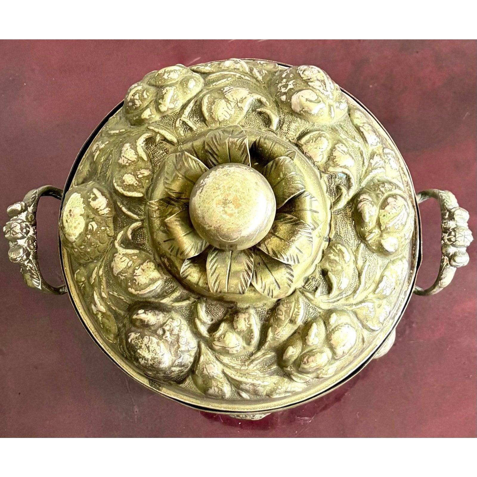 Sopera de Frutas Vintage Regency de Plata Martillada Ornamentada en venta 2