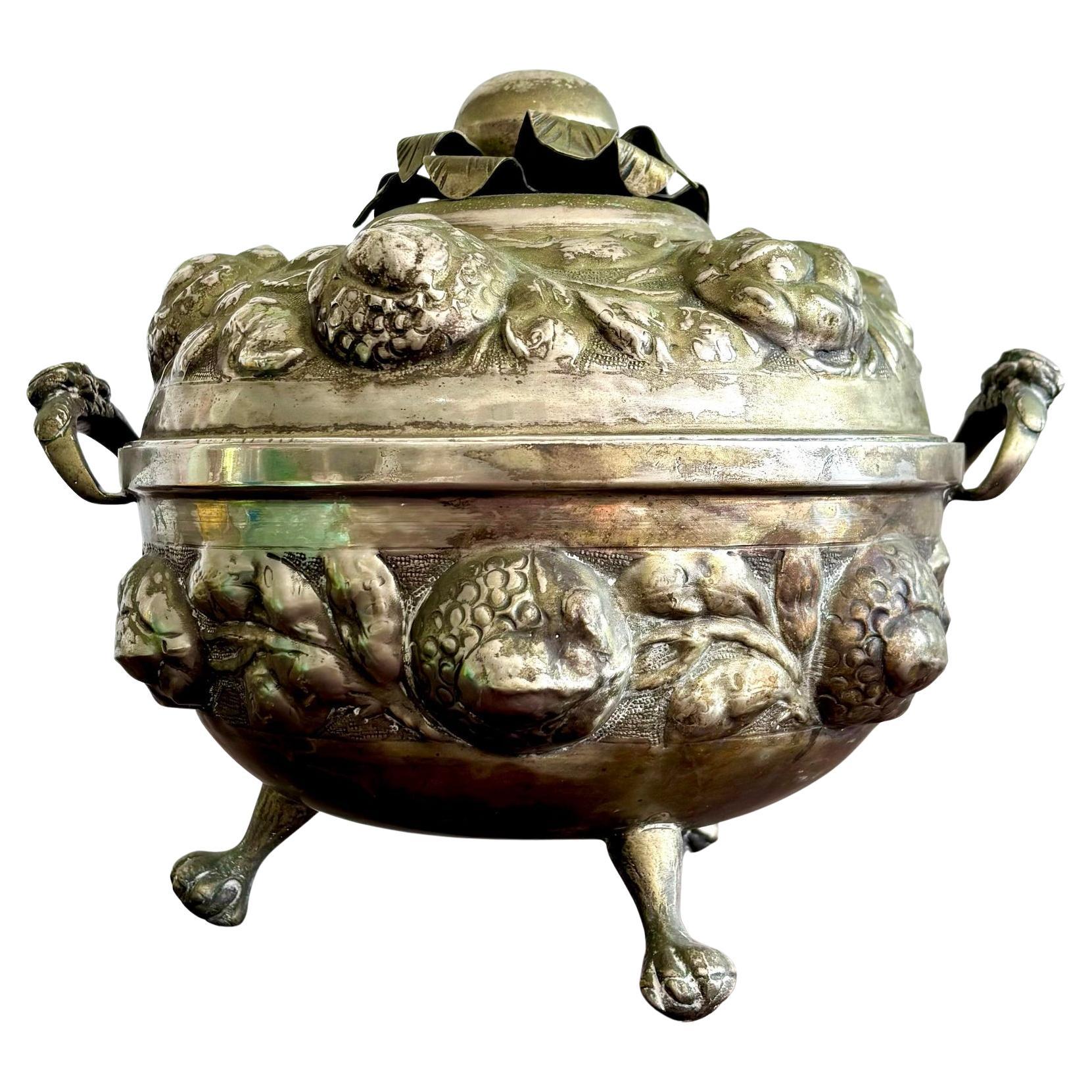 Sopera de Frutas Vintage Regency de Plata Martillada Ornamentada en venta