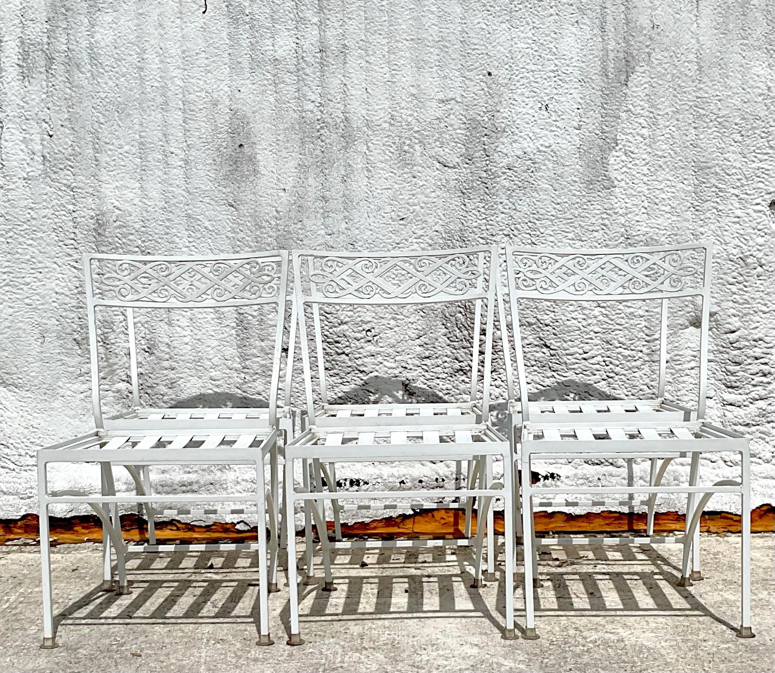 Trasforma il tuo spazio all'aperto con questo set da pranzo in alluminio fuso per esterni Vintage Regency da 7 persone. Caratterizzato da curve eleganti e da un design resistente, questo set offre uno stile senza tempo e il comfort di una cena