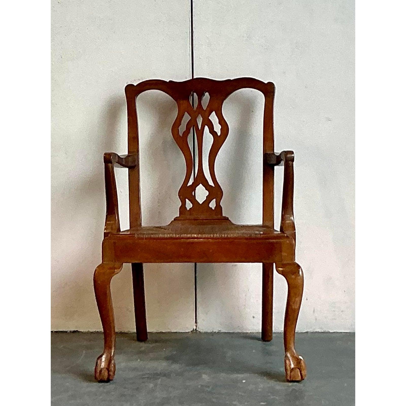 Entdecken Sie die zeitlose Eleganz dieses Vintage Regency Fireside Chair von Paine Furniture, der klassischen Charme und außergewöhnliche Handwerkskunst ausstrahlt. Dieser Stuhl hat einen kunstvoll geschnitzten Holzrahmen mit einer wunderschön
