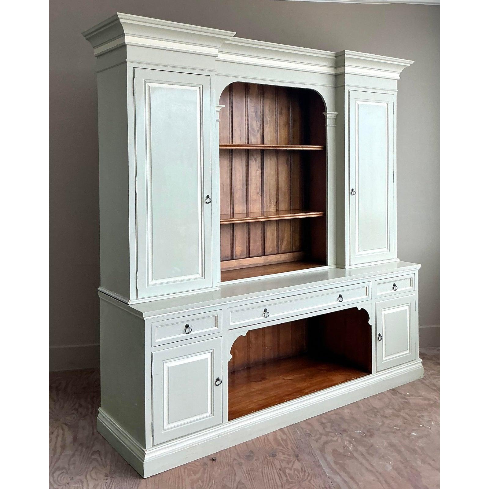 Elegia i tuoi interni con questo maestoso mobile portavivande dipinto Vintage Regency, un pezzo che fonde magistralmente l'eleganza classica con la funzionalità versatile. Rivestito di una sofisticata finitura verde salvia con raffinate finiture