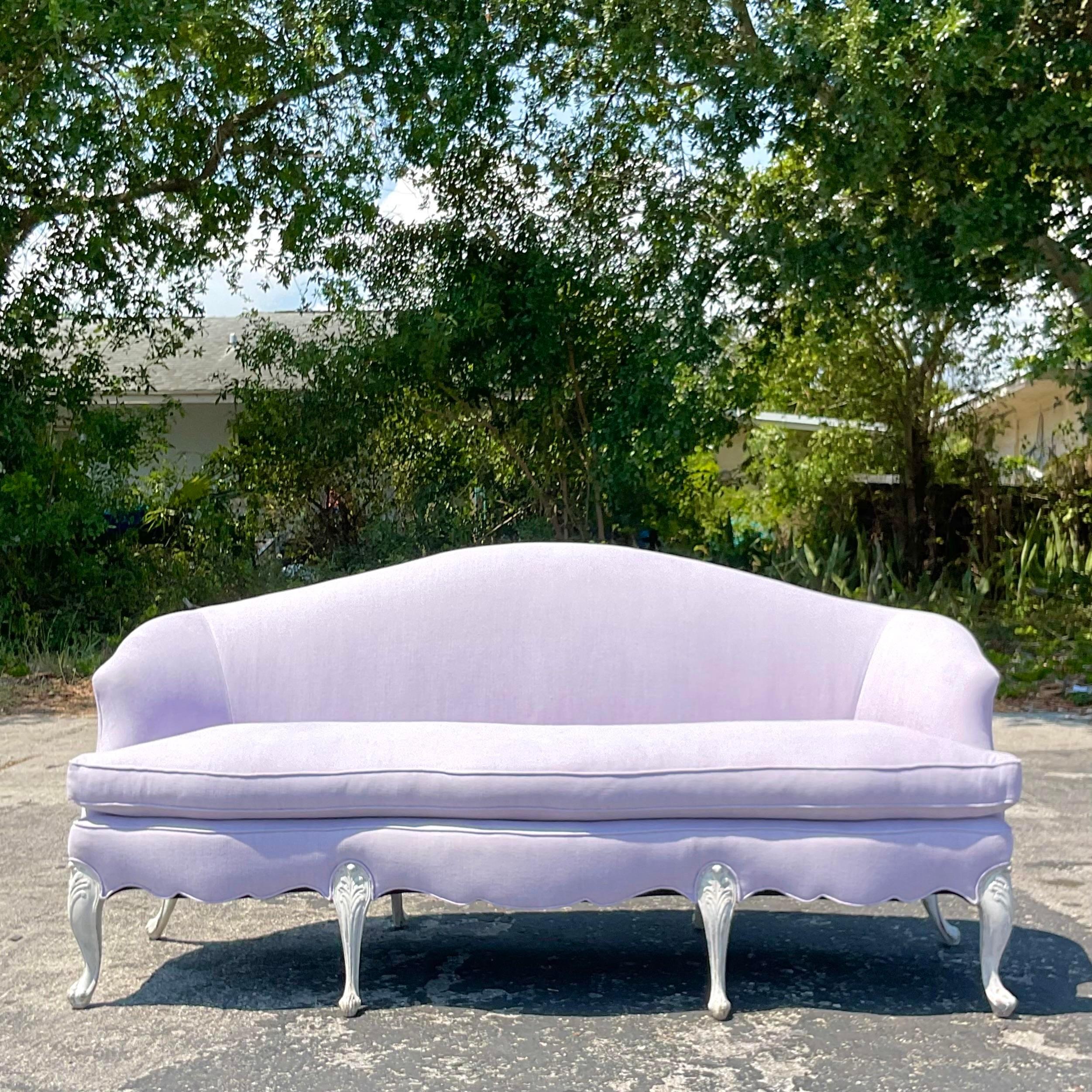Canapé Camelback Vintage Regency couleur lavande pâle Bon état à west palm beach, FL