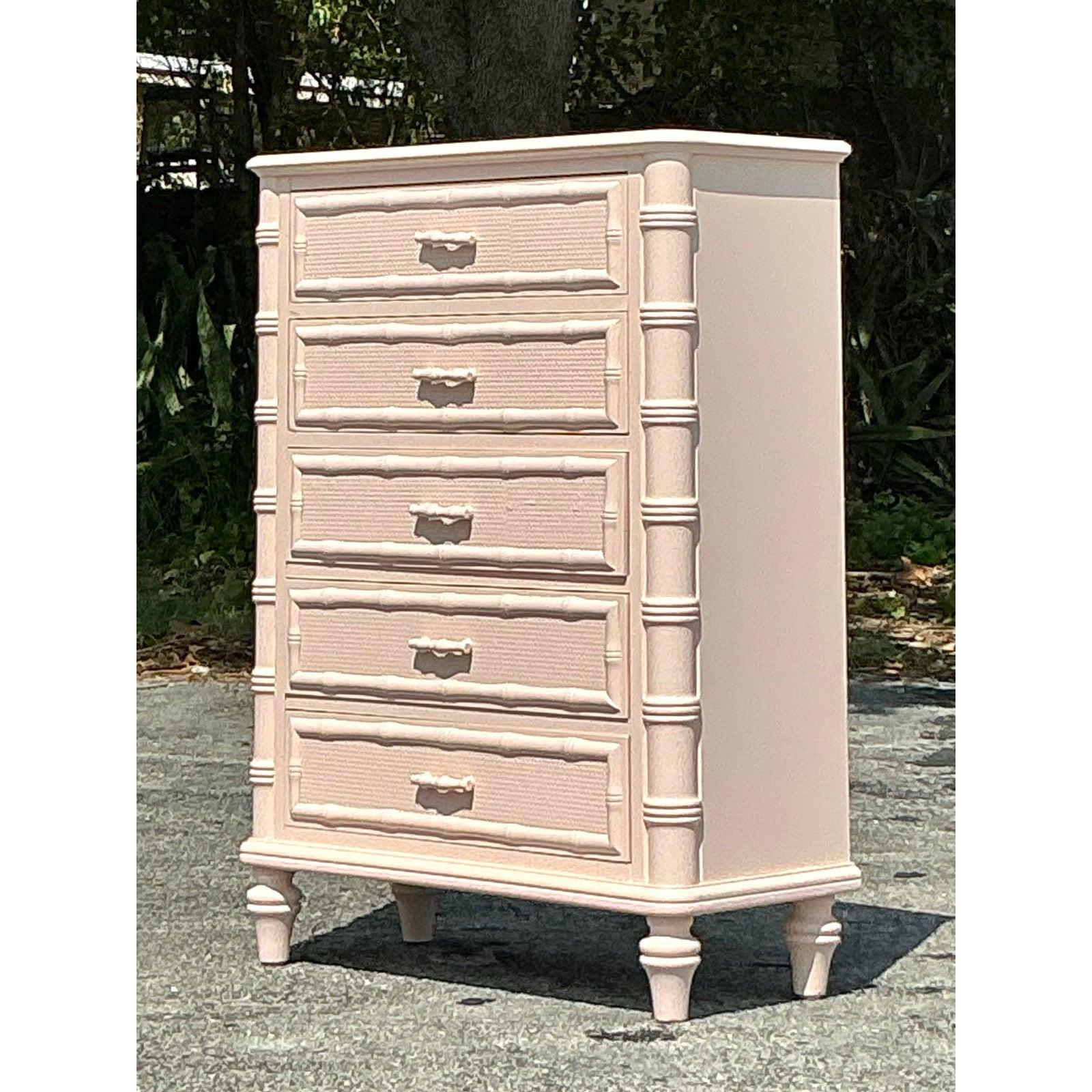 Aggiungi un tocco di eleganza pastello alla tua camera da letto o alla zona spogliatoio con questa cassettiera alta vintage Regency, splendidamente laccata in una morbida finitura rosa pallido. Dotato di cinque spaziosi cassetti, questo pezzo unisce