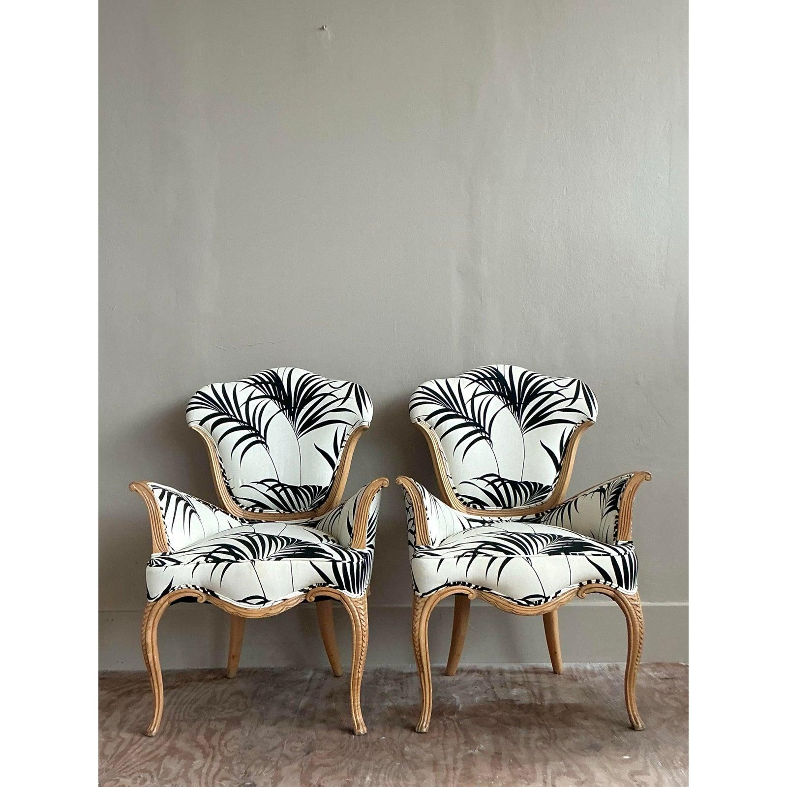 En évoquant le glamour inégalé du vieil Hollywood, cette paire spectaculaire de chaises longues, dans le style très convoité de Covet House, est un véritable chef-d'œuvre de design dramatique. Les chaises présentent une spectaculaire silhouette
