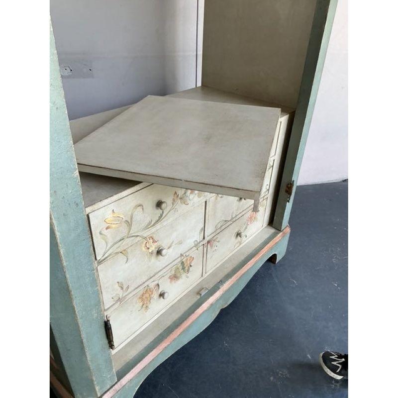 Rustique Armoire Vintage Regency Patina peinte à la main en vente