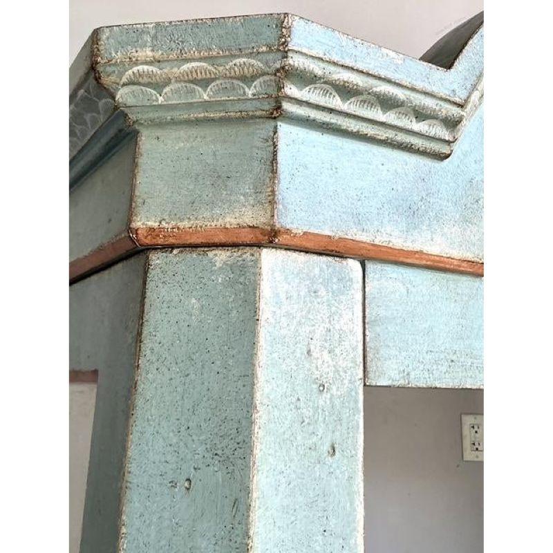 Bois Armoire Vintage Regency Patina peinte à la main en vente