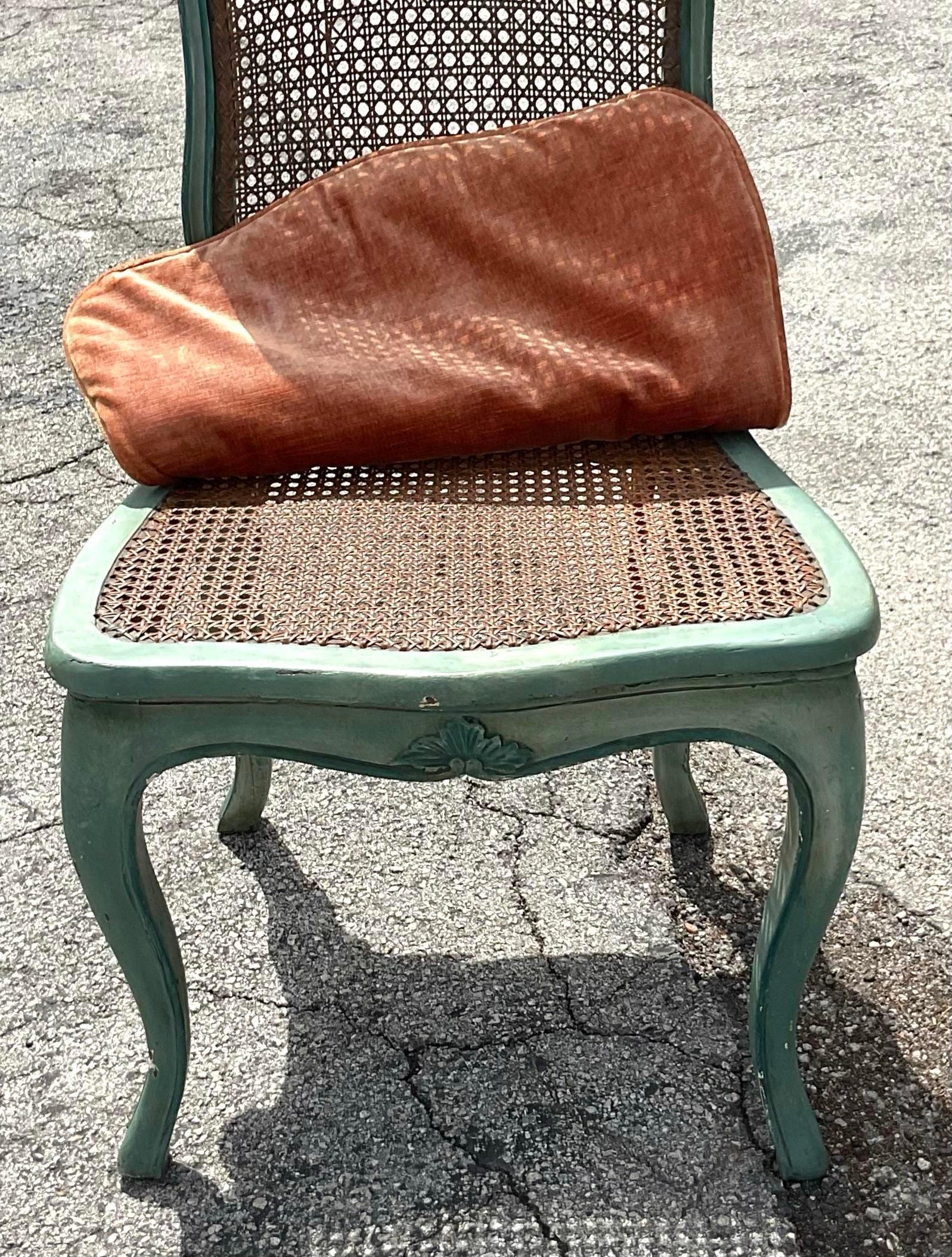 Paire de chaises d'appoint en rotin patiné Vintage Regency 5