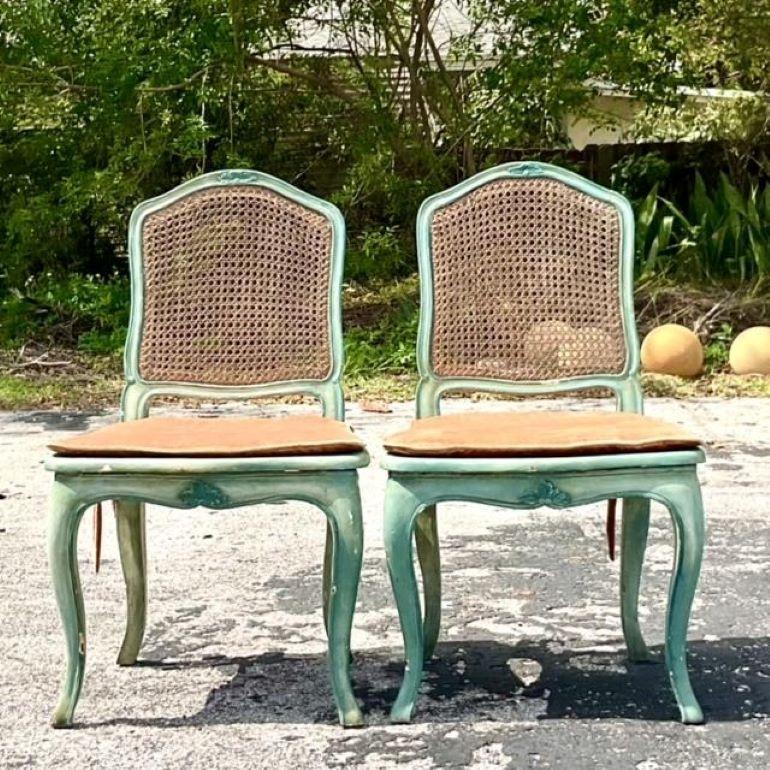 Cette paire de chaises d'appoint en rotin patiné de style Regency est un exemple d'élégance américaine classique. Fabriqués avec des détails méticuleux et un design intemporel, ils exsudent la sophistication tout en offrant confort et style à