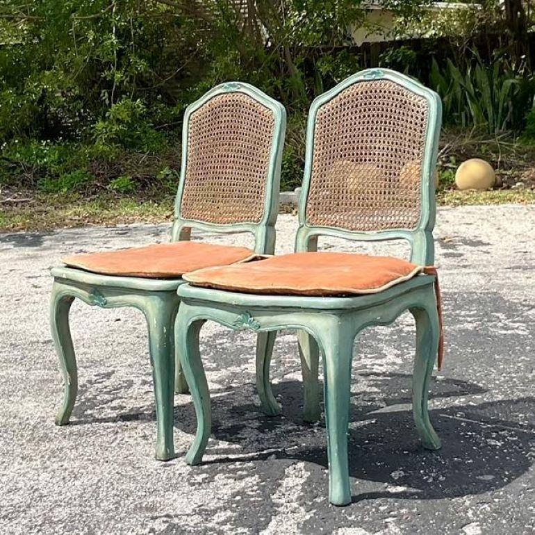 Français Paire de chaises d'appoint en rotin patiné Vintage Regency