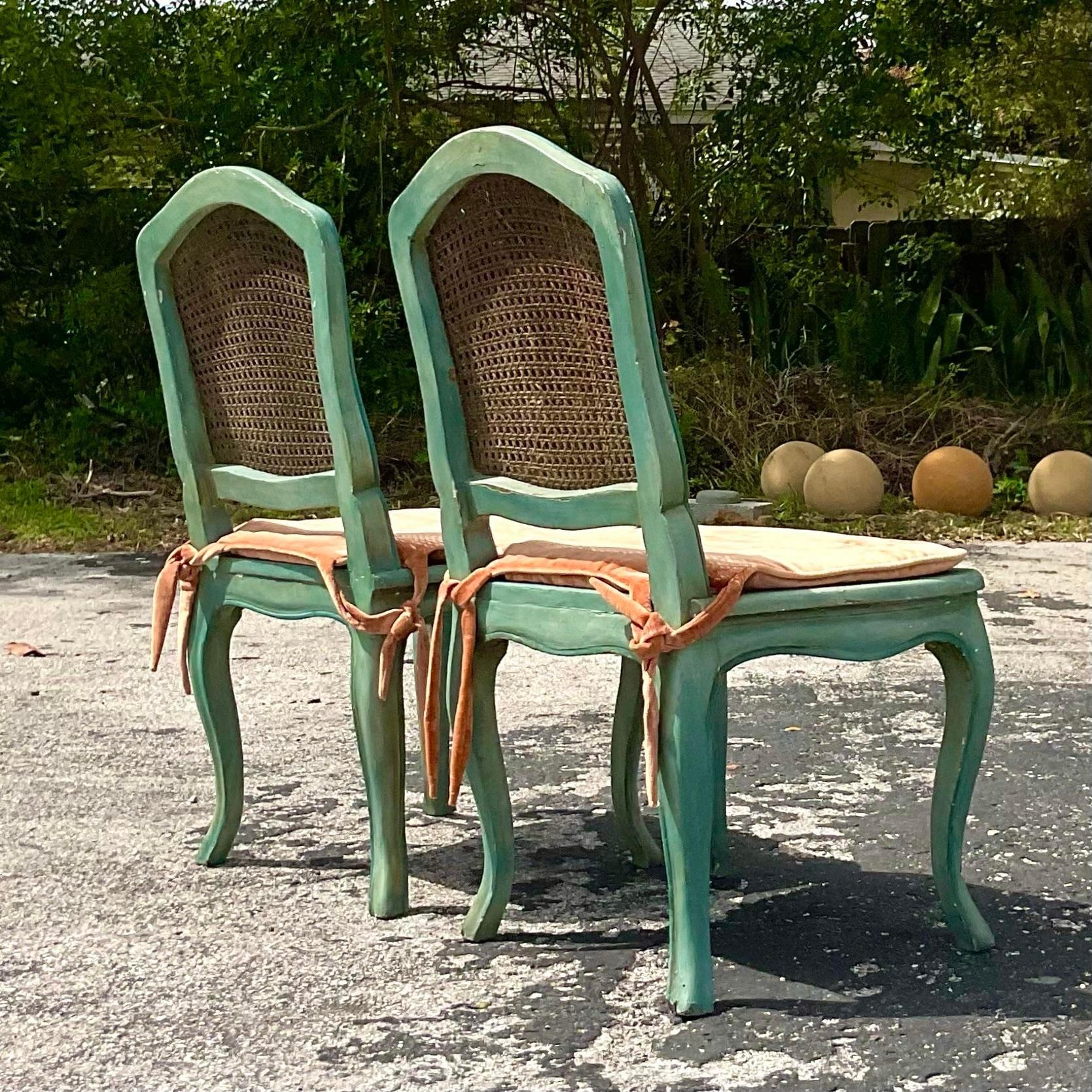 Paire de chaises d'appoint en rotin patiné Vintage Regency 3