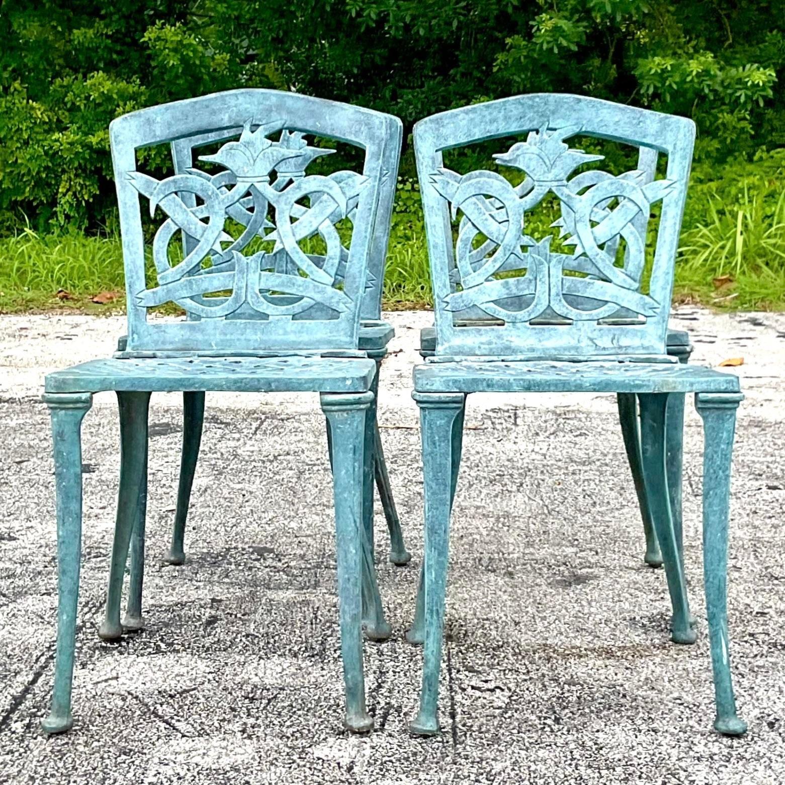 Migliora la tua esperienza culinaria all'aperto con queste sedie Vintage Regency in alluminio fuso patinato. Combinando un elegante design americano con una resistente lavorazione artigianale, queste sedie presentano dettagli intricati e una