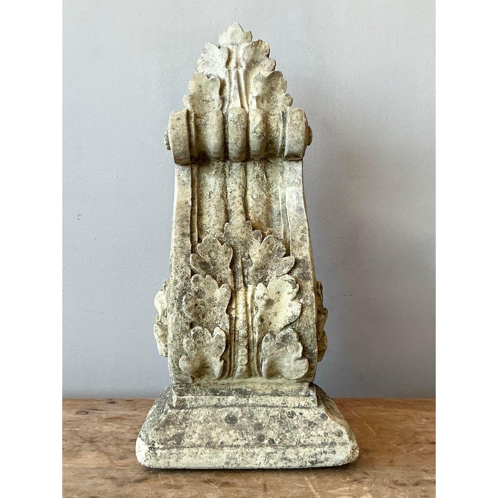 Calcestruzzo Staffa architettonica in cemento fuso patinato Regency d'epoca in vendita