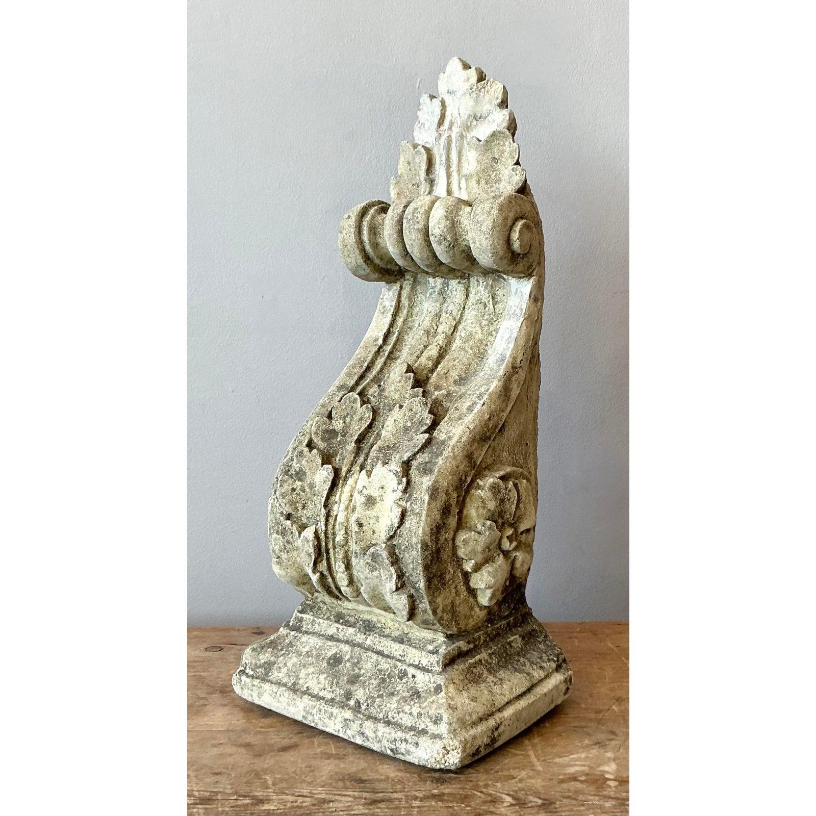 Staffa architettonica in cemento fuso patinato Regency d'epoca in vendita 2