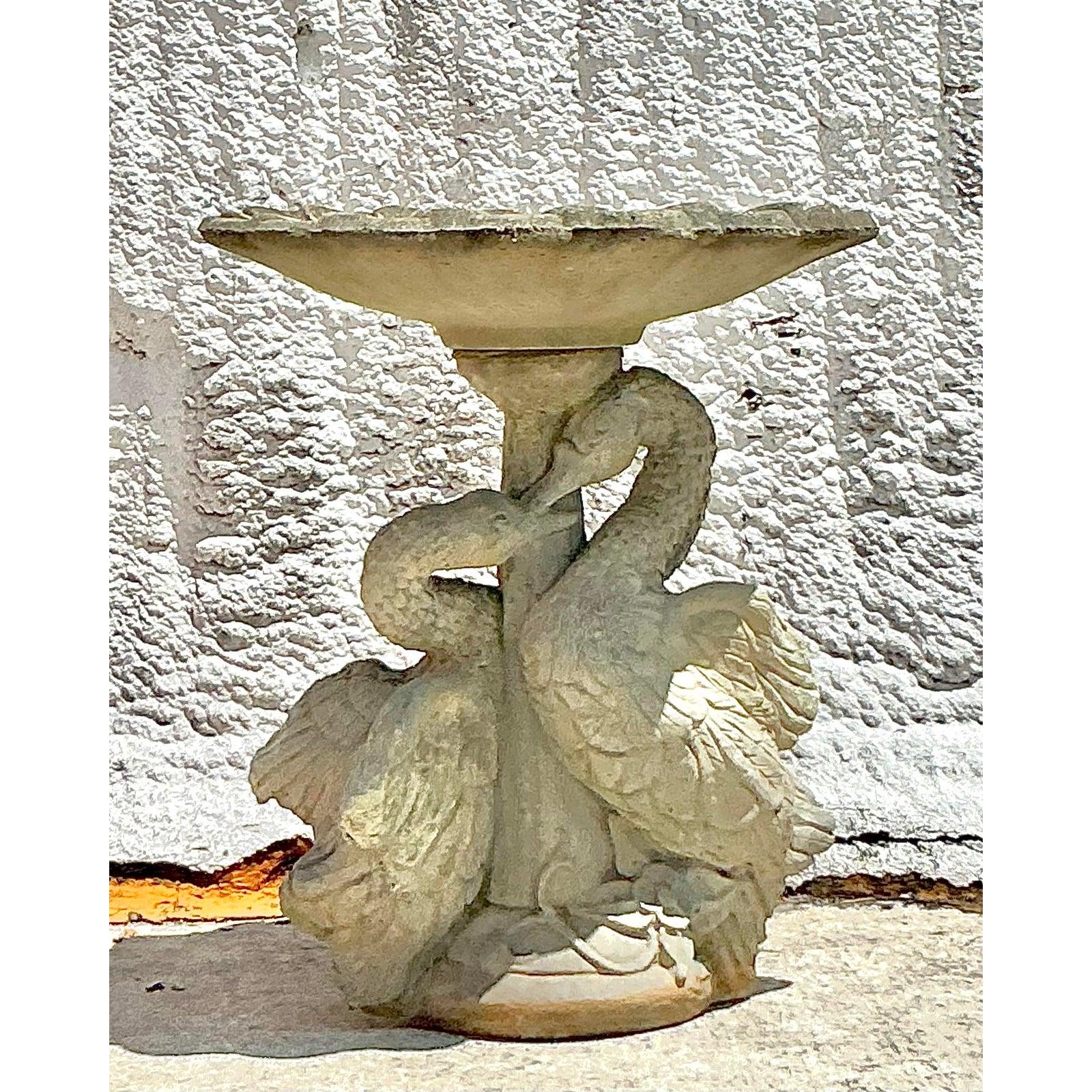 Ajoutez une touche d'élégance et de charme à votre jardin ou à votre espace extérieur avec ce bain d'oiseaux en béton moulé de style Vintage Regency, dont la base sculpturale exquise représente deux cygnes gracieux enlacés dans une étreinte