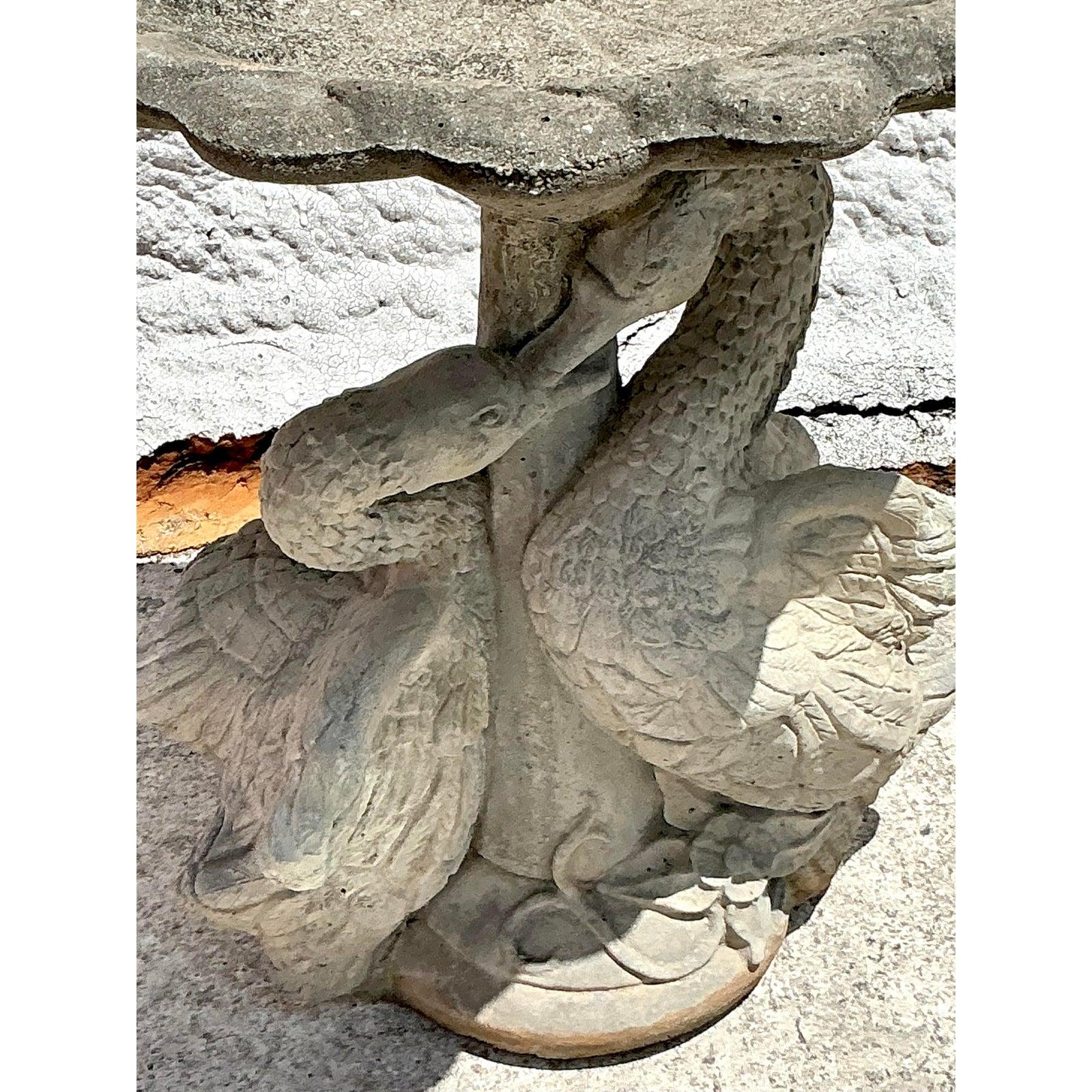 Américain Bain d'oiseau Swan en béton moulé patiné Vintage Regency en vente