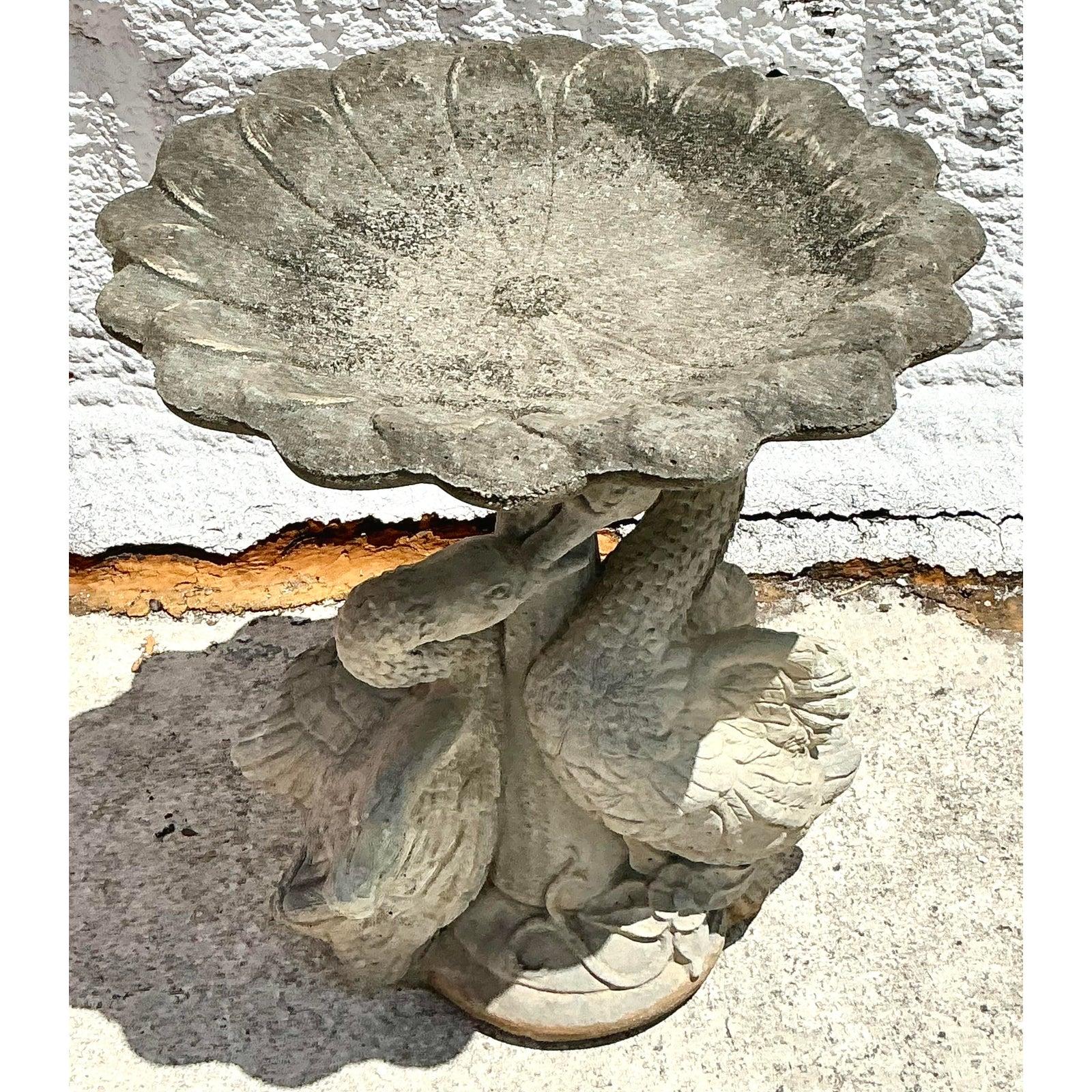 Bain d'oiseau Swan en béton moulé patiné Vintage Regency Bon état - En vente à west palm beach, FL