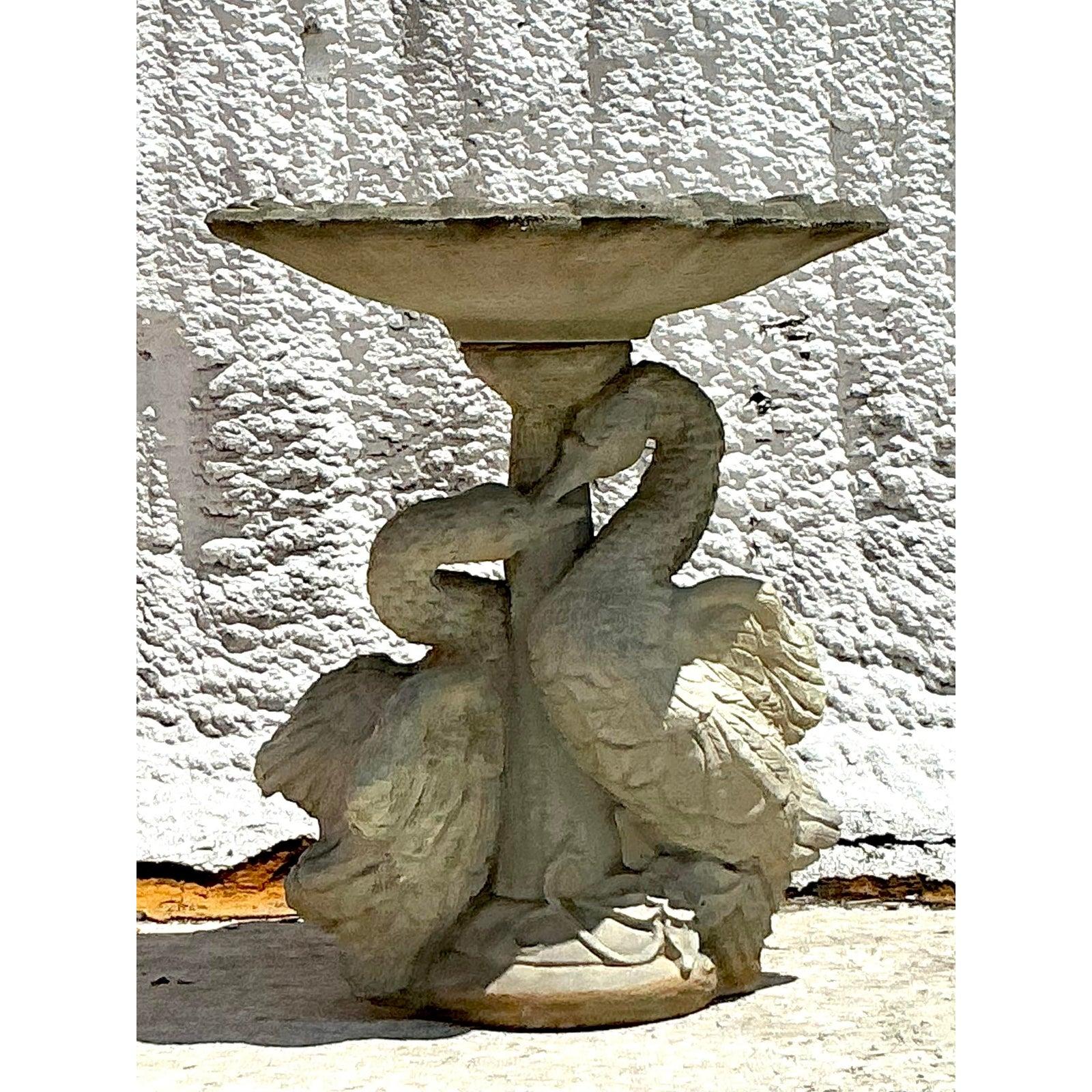 20ième siècle Bain d'oiseau Swan en béton moulé patiné Vintage Regency en vente