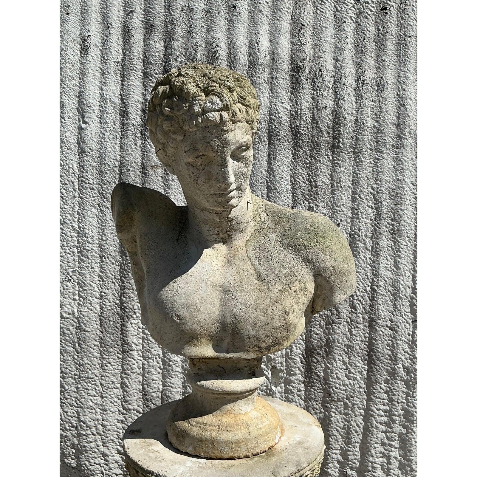 Eleva il tuo spazio con questo sorprendente busto di Hermes in stile Regency vintage, magistralmente realizzato in pietra fusa con una patina splendidamente invecchiata. Gli intricati dettagli della scultura di ispirazione greco-romana catturano