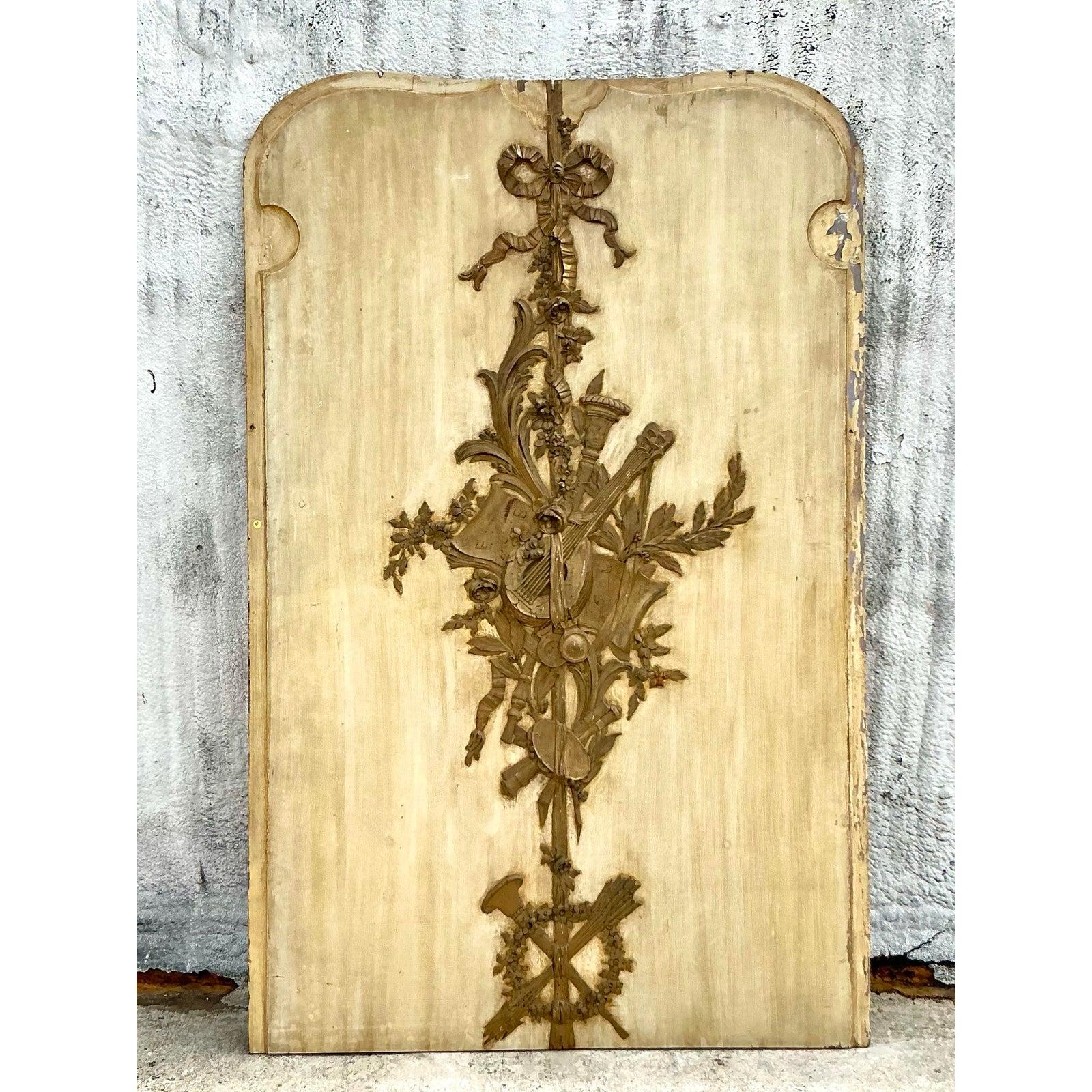 Verwandeln Sie Ihren Raum mit diesem Vintage Regency Patinated Doheny Greystone Manor Metal Relief Panel, ein atemberaubendes Stück, das die Grandeur des klassischen europäischen Designs ausstrahlt. Dieses aus patiniertem Metall gefertigte Paneel