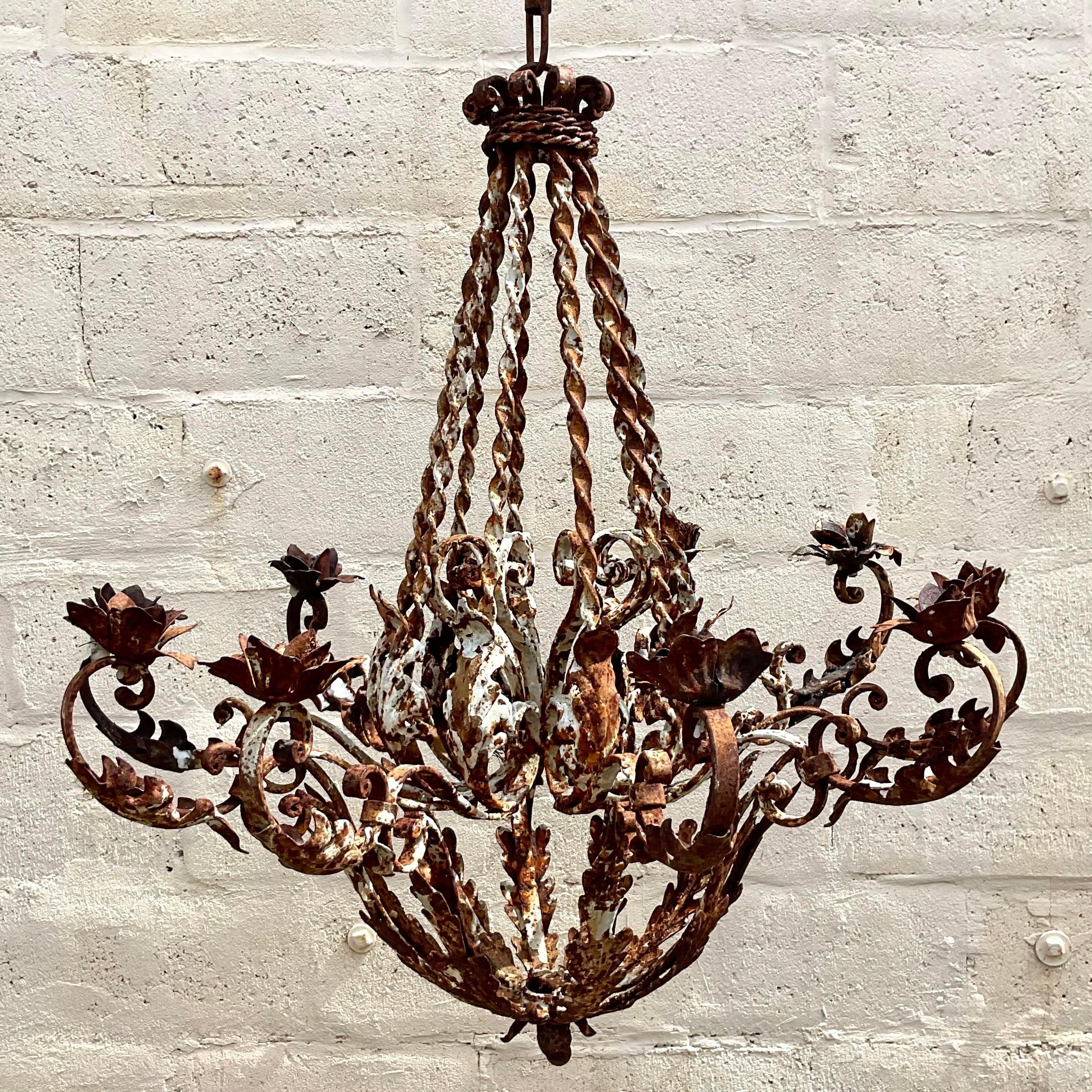Illumina il tuo spazio con il fascino di questo lampadario a candela a foglie patinate Vintage Regency. Caratterizzato da foglie splendidamente patinate e da un design classico, questo lampadario aggiunge un tocco di eleganza senza tempo a qualsiasi