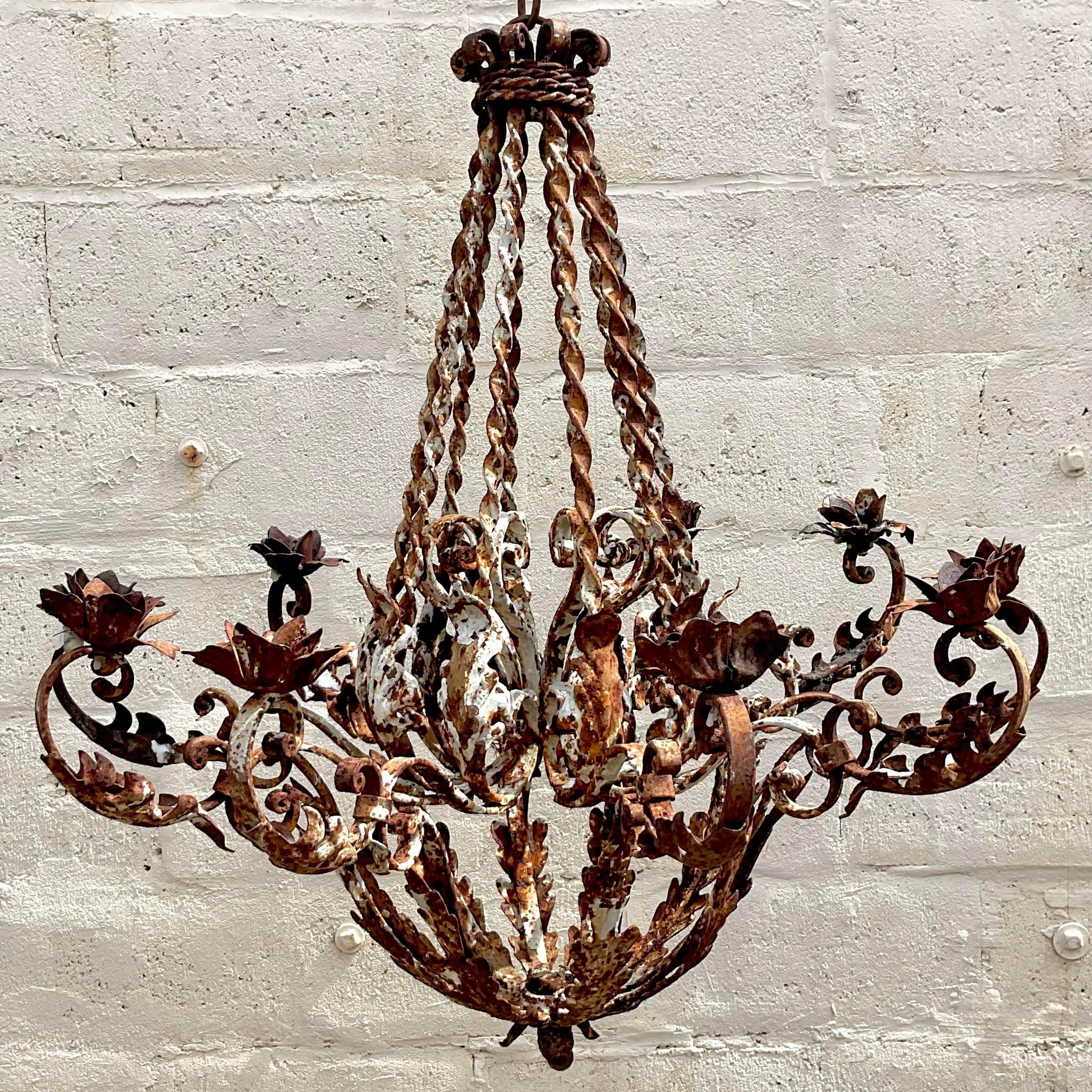 Americano Lampadario a candela a foglie patinate Regency d'epoca in vendita