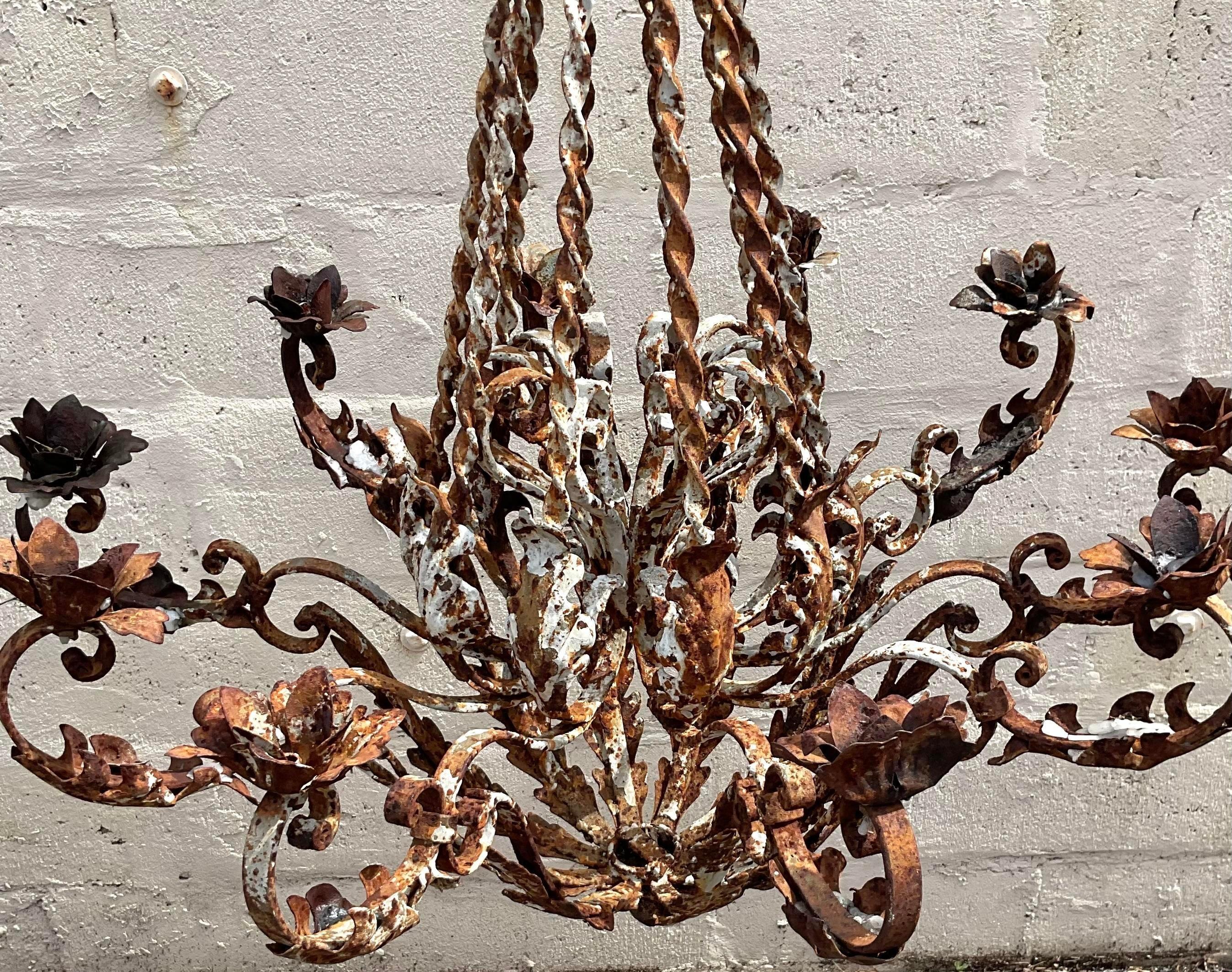 Lampadario a candela a foglie patinate Regency d'epoca In condizioni buone in vendita a West Palm Beach, FL