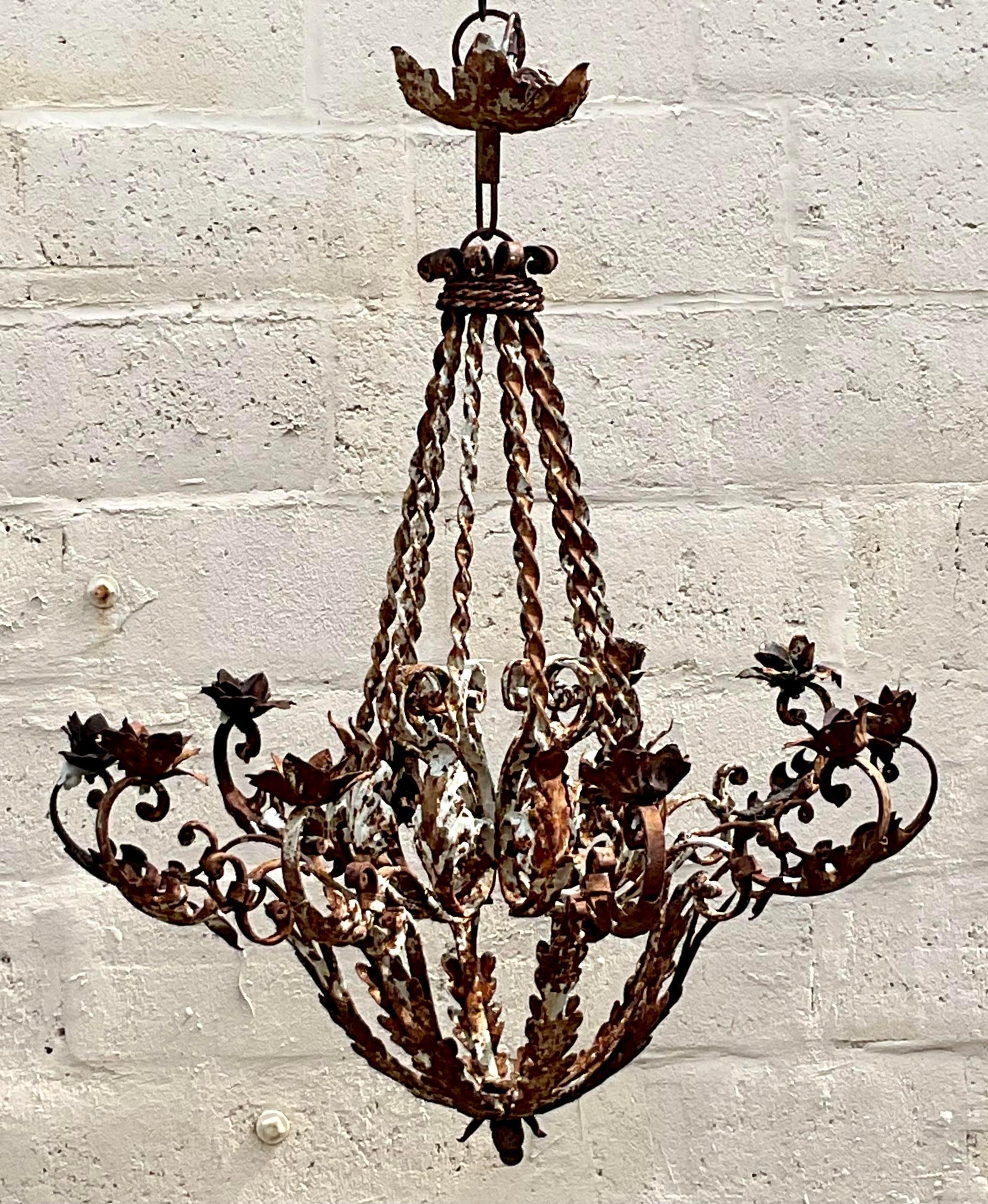 Metallo Lampadario a candela a foglie patinate Regency d'epoca in vendita