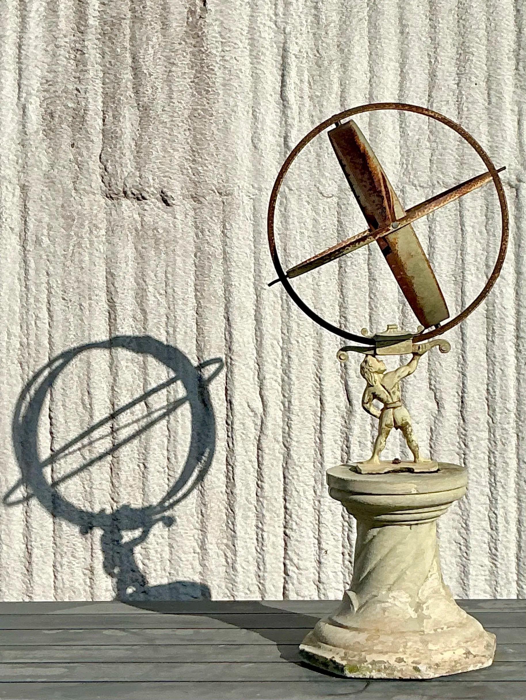 Questa splendida meridiana patinata Vintage Regency presenta elementi di design classico con un'elegante patina invecchiata. Realizzato in metallo, presenta dettagli intricati che riflettono la raffinatezza dello stile dell'epoca Regency. La