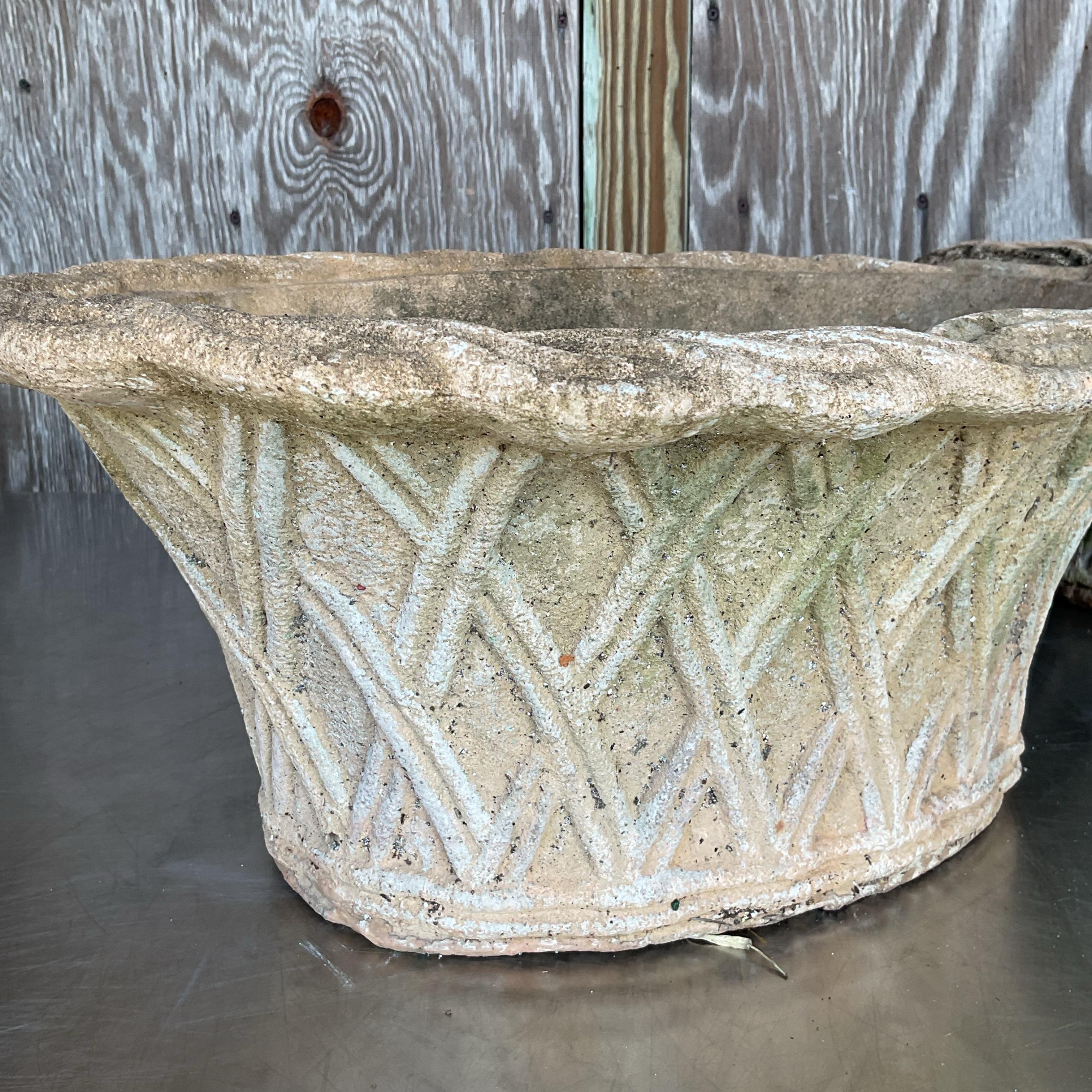Par de Jardineras de Terracota con Enrejado Patinado Vintage Regency en venta 4