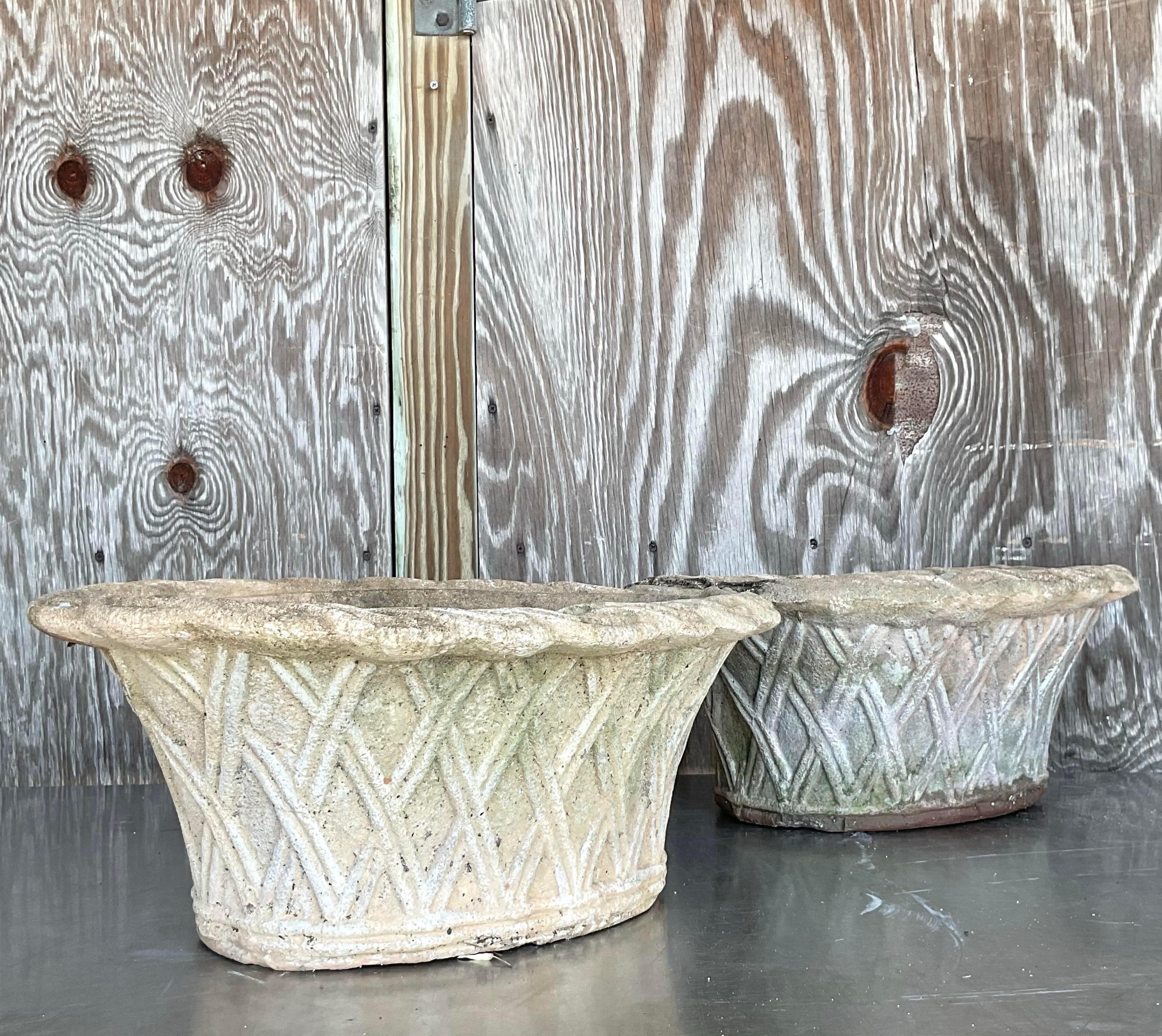 Pareja de maceteros de terracota enrejada patinada de la época de la Regencia, con elegantes acabados envejecidos y clásicos diseños enrejados. Ideal para añadir un toque de encanto intemporal a tu jardín o patio. Adquirida a una finca de Palm