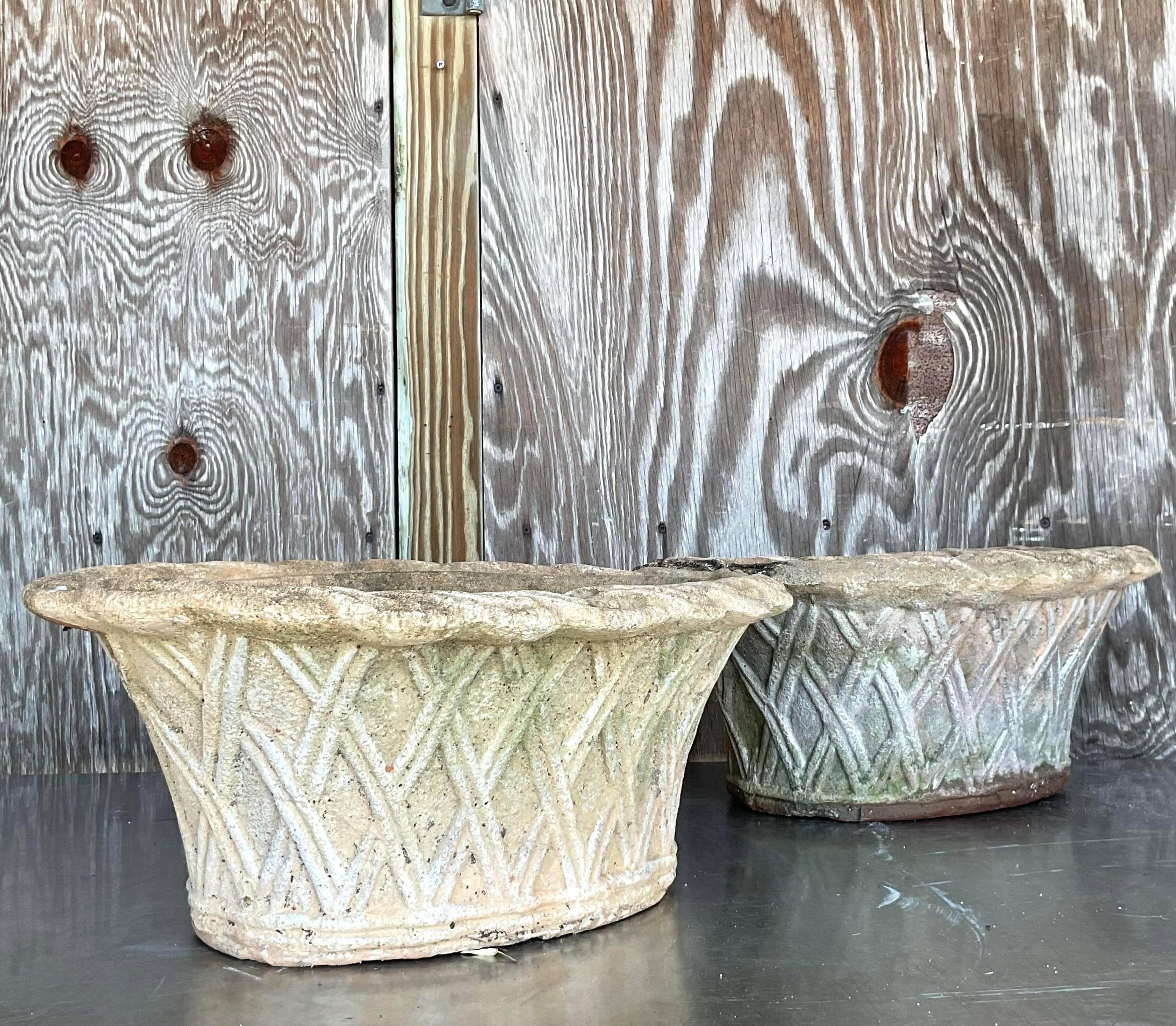 Par de Jardineras de Terracota con Enrejado Patinado Vintage Regency Estadounidense en venta