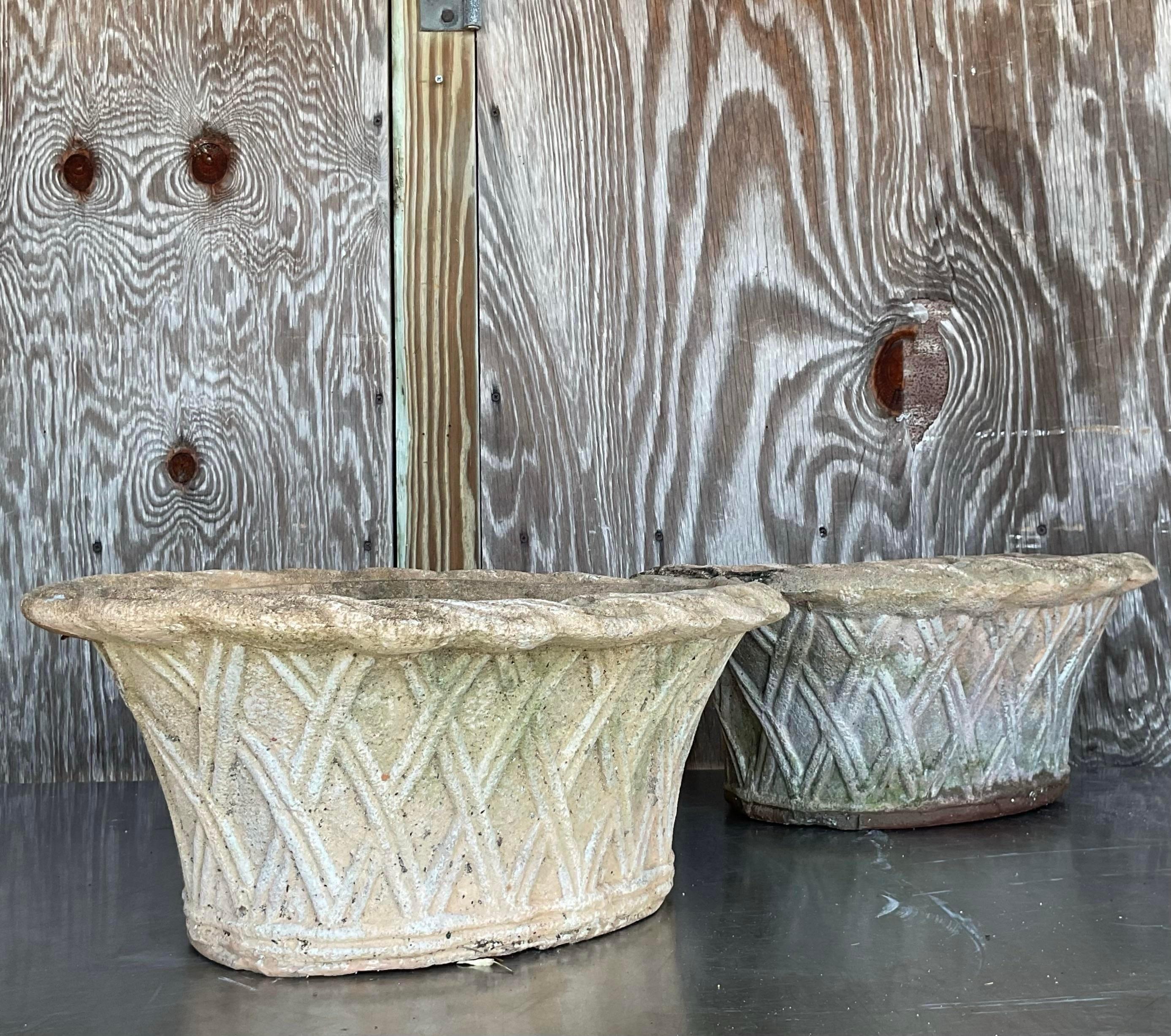 Par de Jardineras de Terracota con Enrejado Patinado Vintage Regency en venta 1