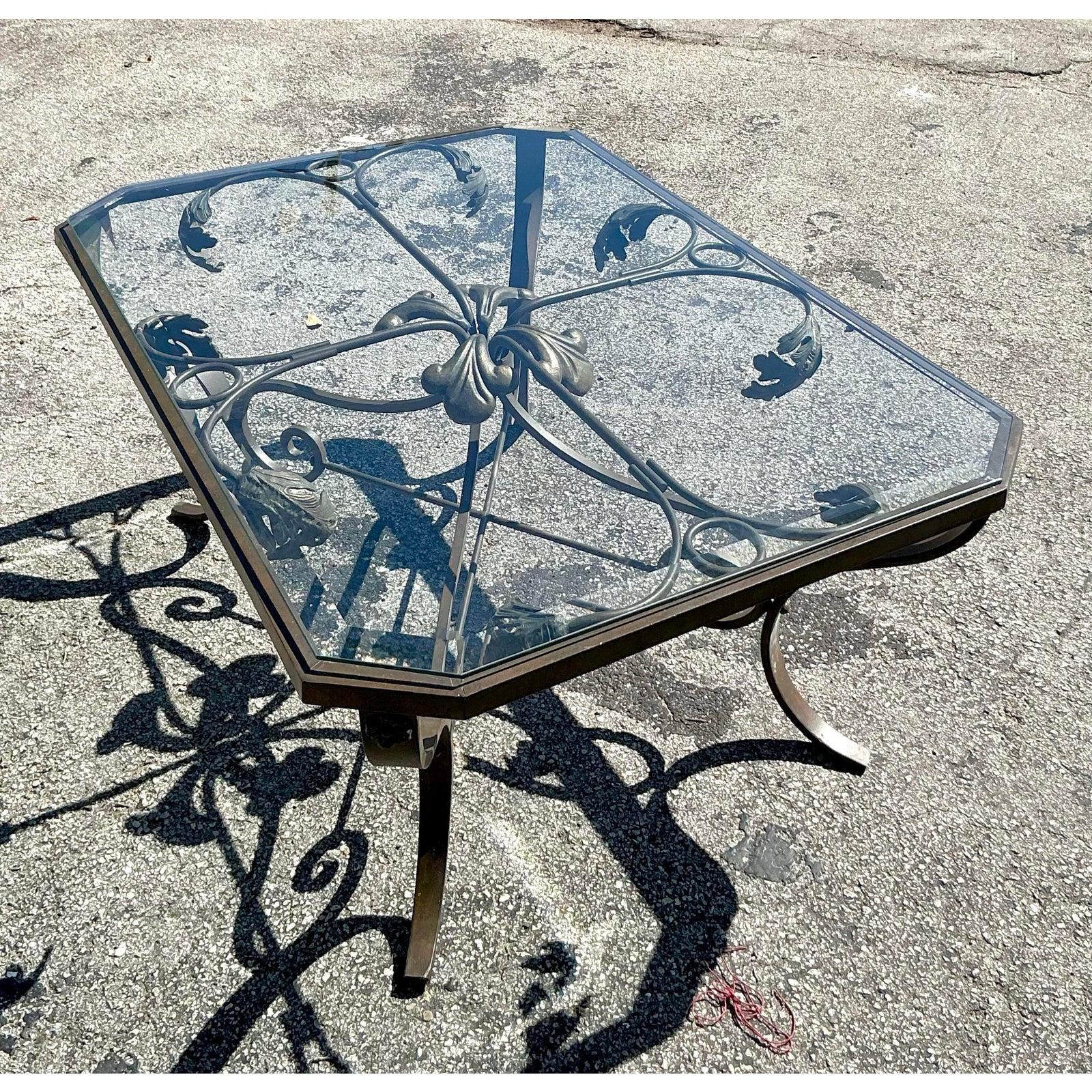 20ième siècle Table basse vintage Regency patinée Vine