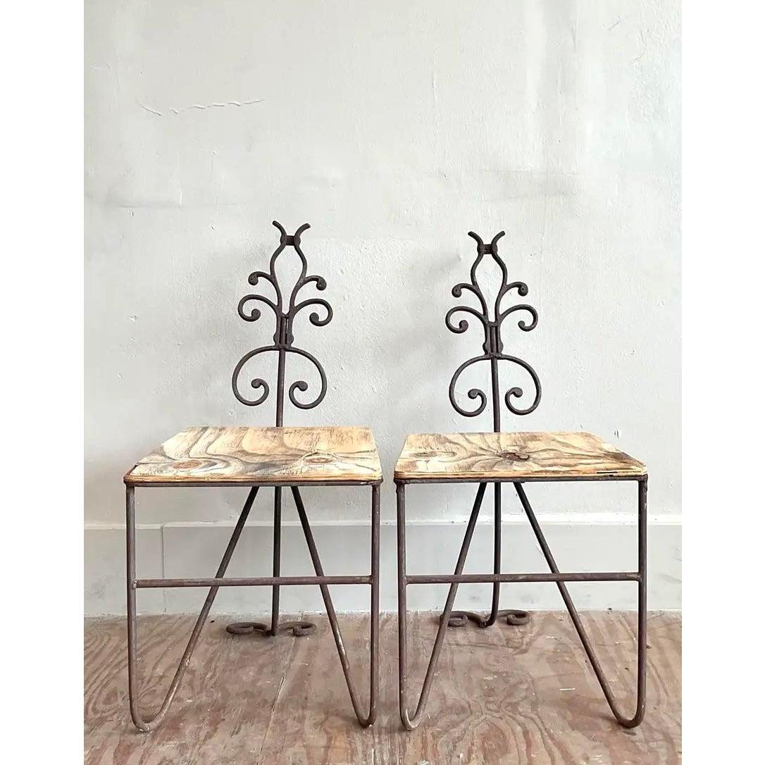 Vintage Regency Patinated Wrought Iron Chairs - A Pair Regencia en venta