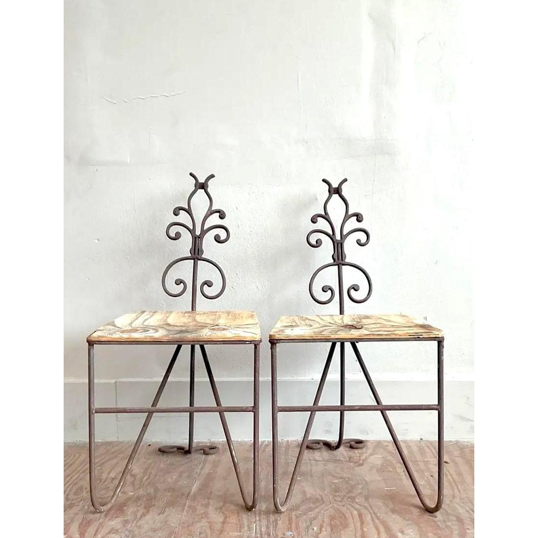 Vintage Regency Patinated Wrought Iron Chairs - A Pair Estadounidense en venta