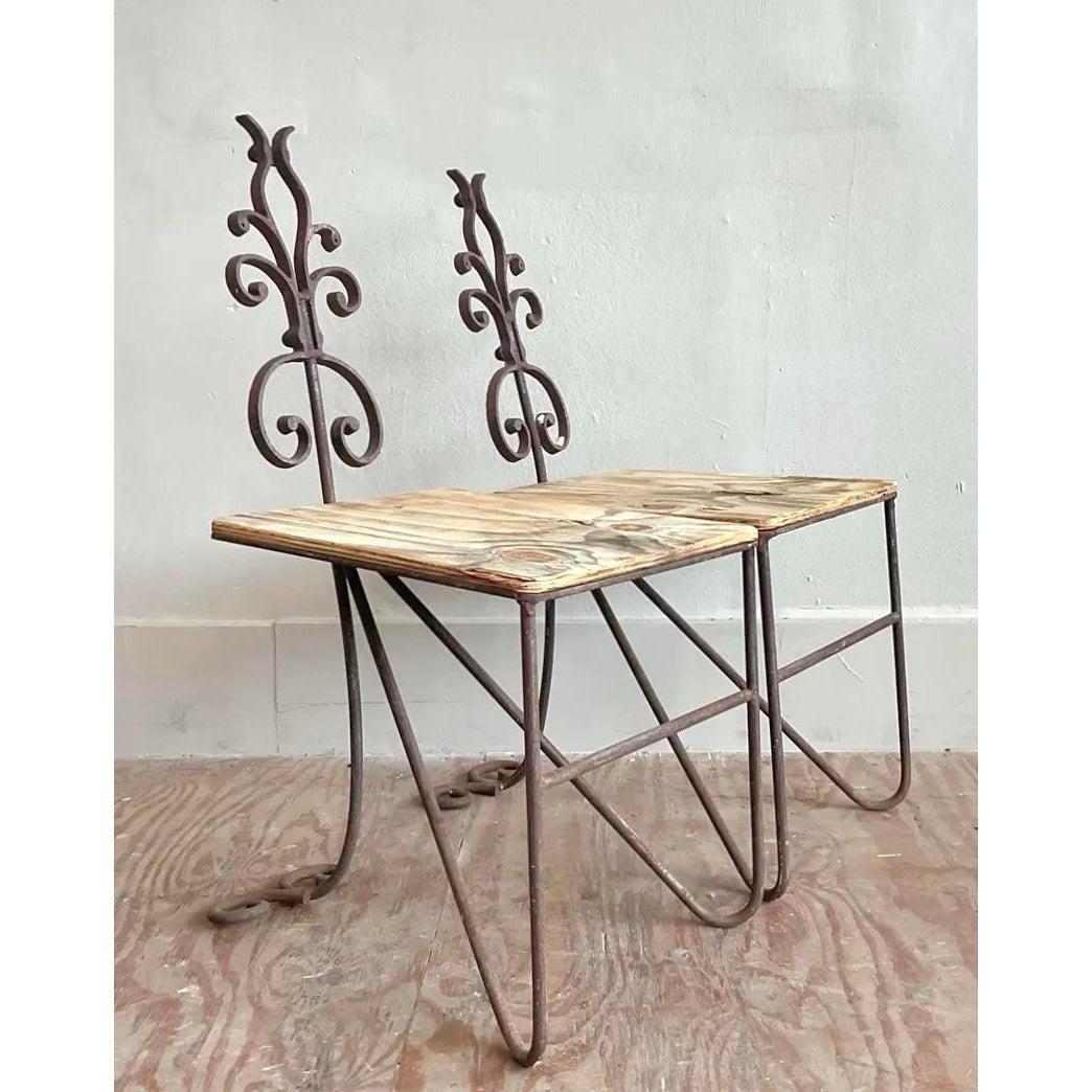 Vintage Regency Patinated Wrought Iron Chairs - A Pair en Bueno estado para la venta en West Palm Beach, FL
