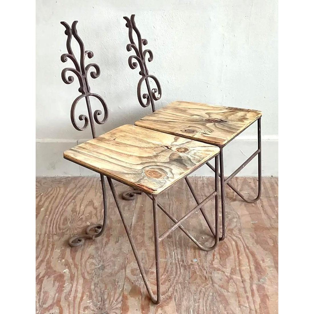 Vintage Regency Patinated Wrought Iron Chairs - A Pair siglo XX en venta
