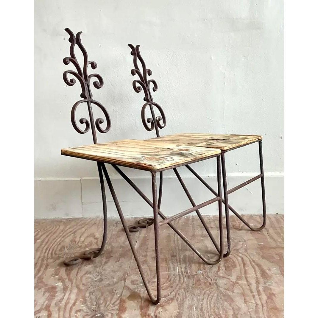 Vintage Regency Patinated Wrought Iron Chairs - A Pair Hierro forjado en venta