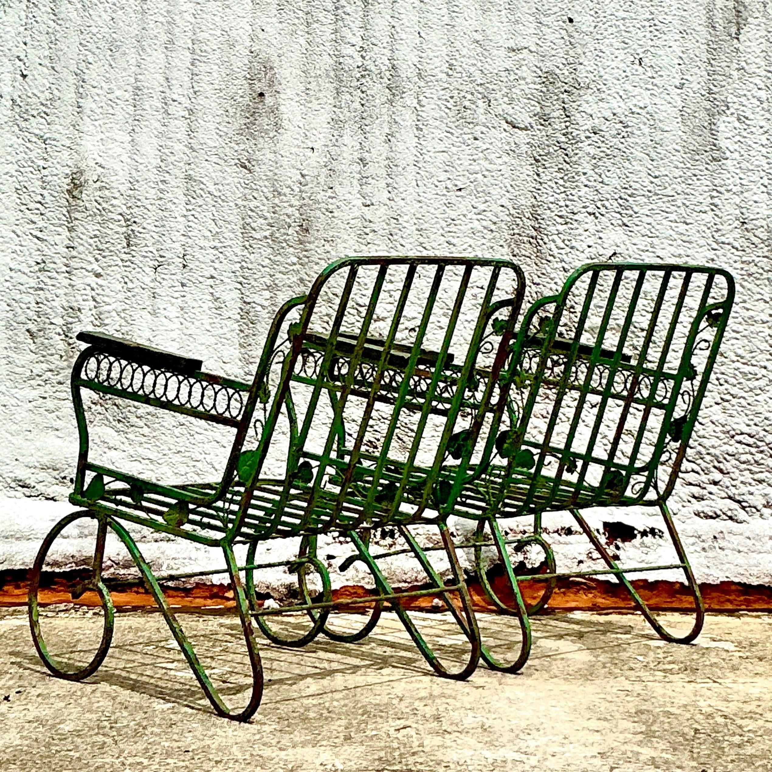 Elegante coppia di sedie da salotto Vintage Regency realizzate in ferro battuto patinato. Questi pezzi senza tempo combinano durata e design classico, perfetti per aggiungere un tocco di raffinatezza a qualsiasi ambiente.