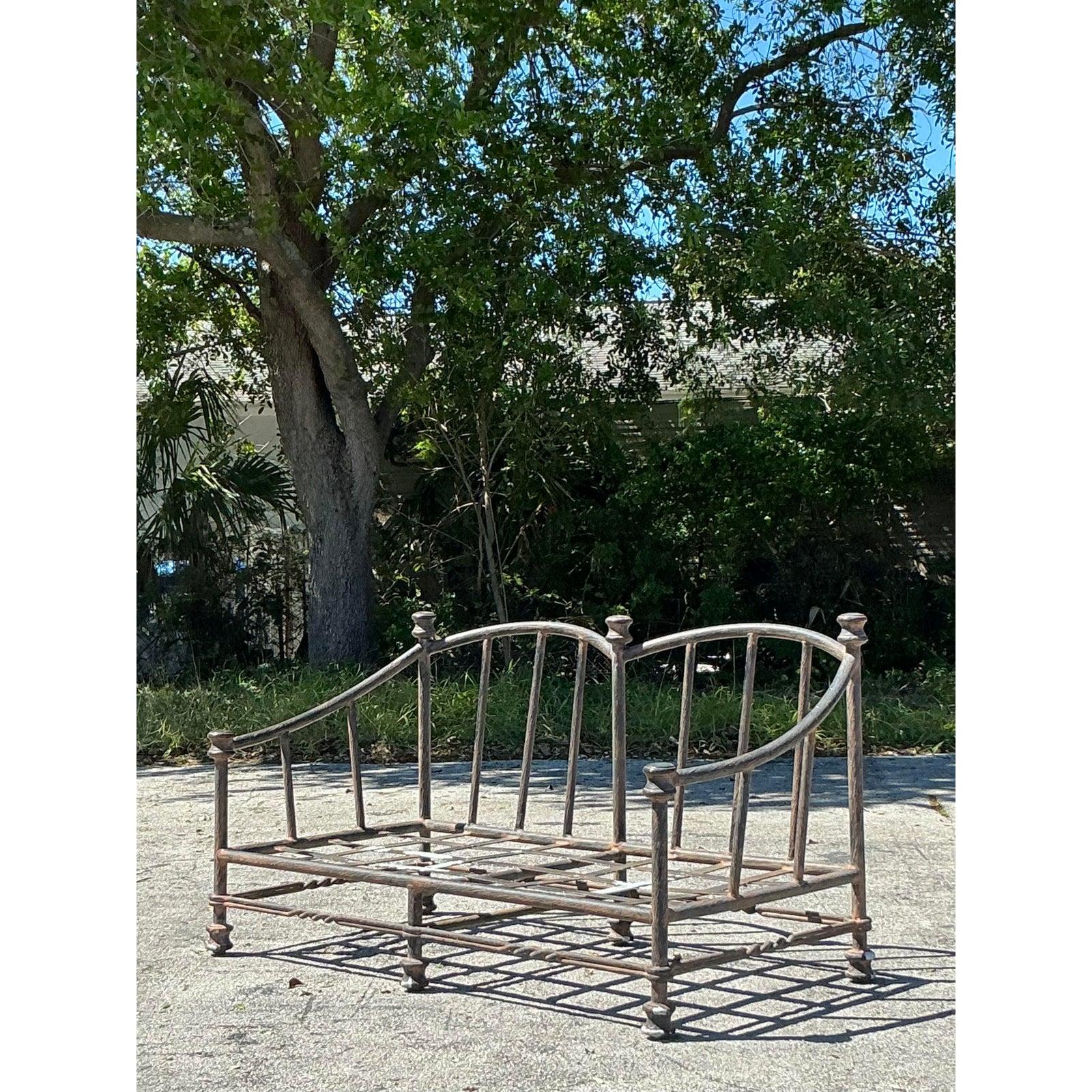 Améliorez votre espace avec cette causeuse Vintage Regency Pavilion en aluminium moulé, une incarnation étonnante de l'élégance intemporelle et de l'artisanat vintage. Forgée dans une robuste fonte d'aluminium, cette causeuse présente un motif de