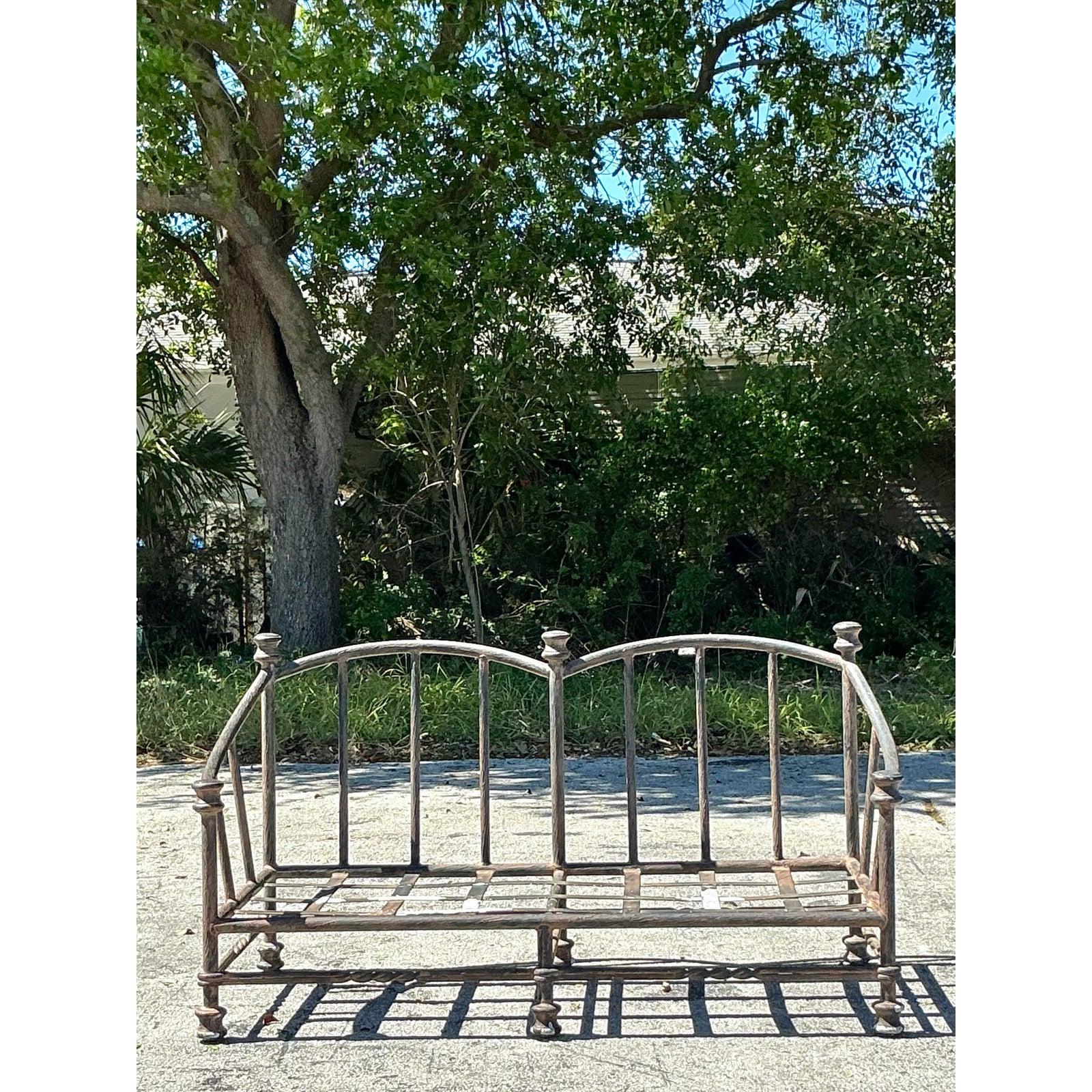 Loveseat Regency Pavillon en aluminium moulé vintage Bon état - En vente à west palm beach, FL