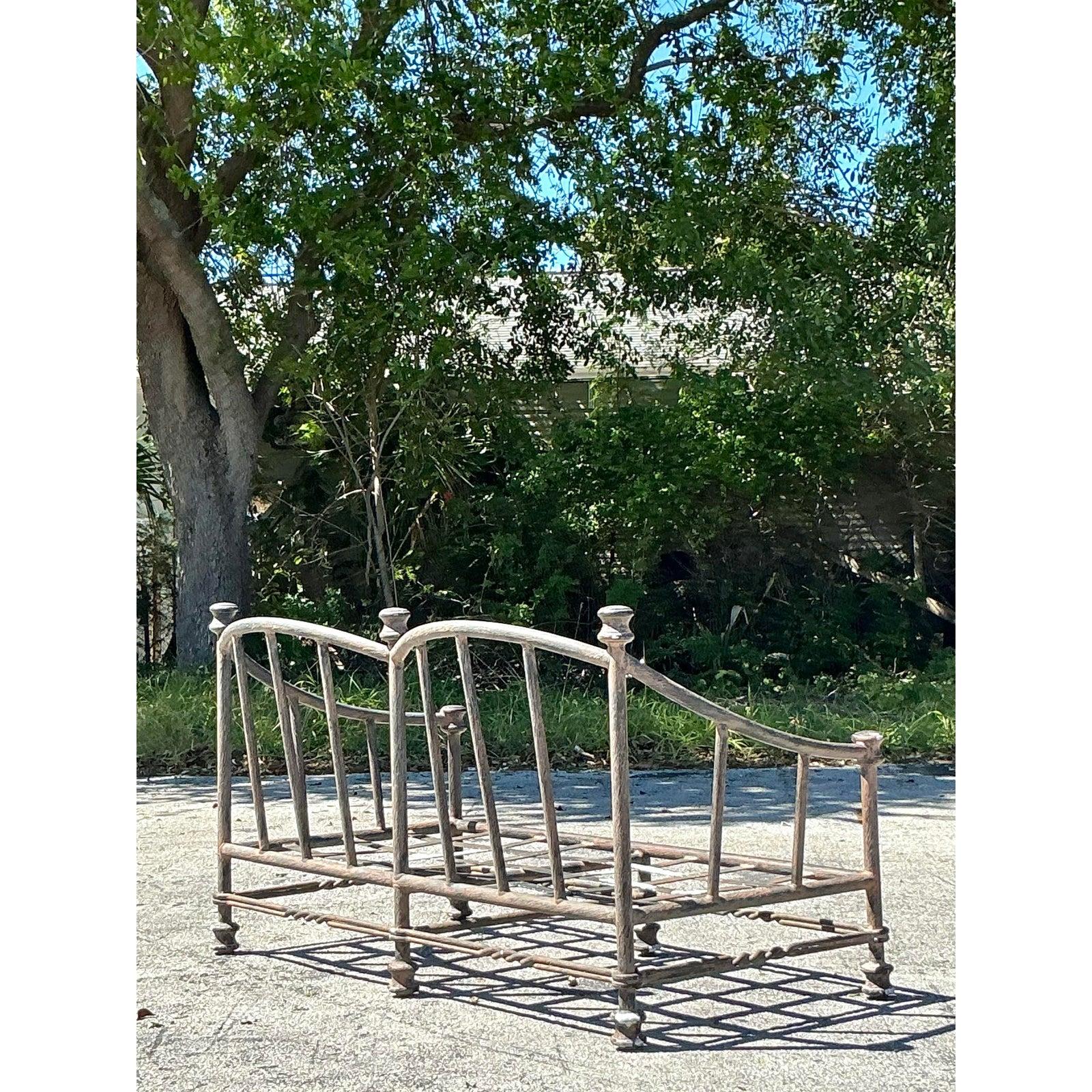 20ième siècle Loveseat Regency Pavillon en aluminium moulé vintage en vente